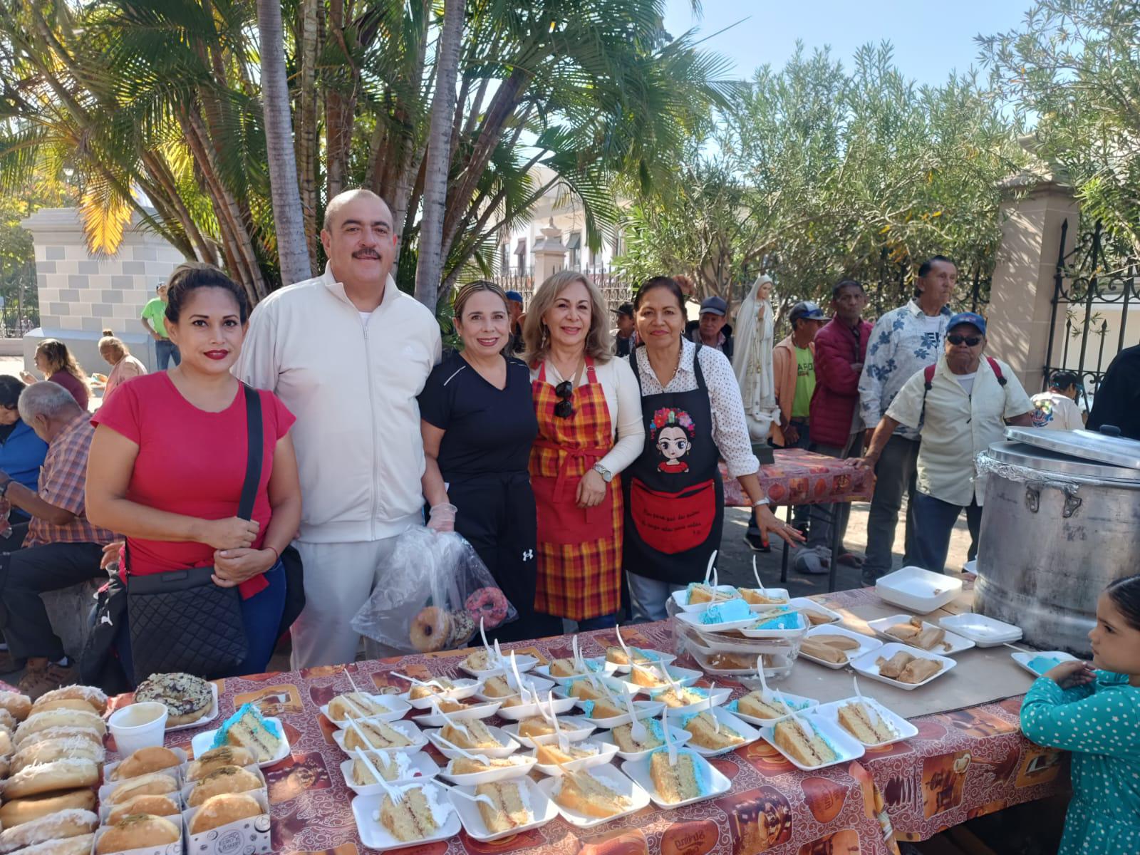 $!Brinda Comedor Comunitario en la Catedral de Mazatlán esperanza a migrantes y personas en situación de calle