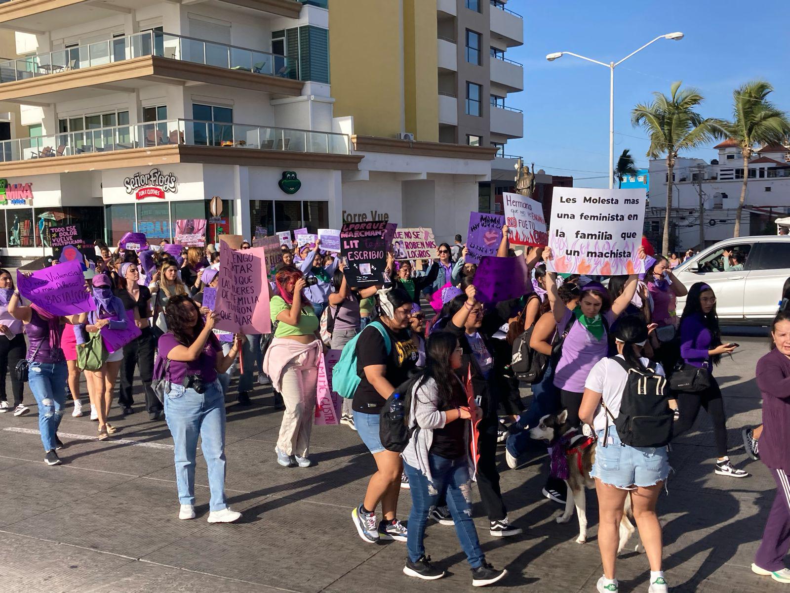 $!‘Mujer escucha, esta es tu lucha’; inicia la Marcha 8M por el malecón de Mazatlán