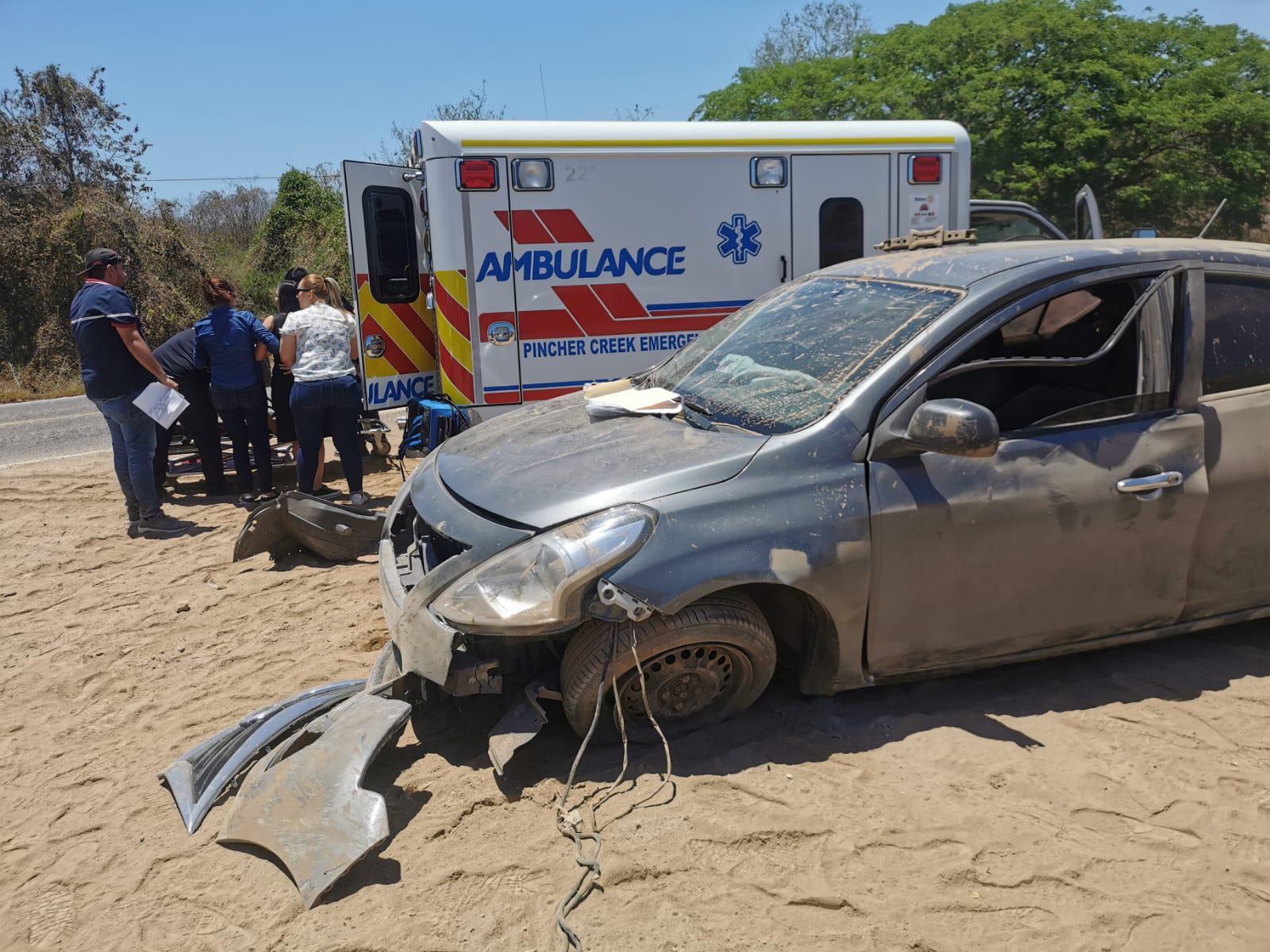 $!Auto vuelca en la carretera libre Mazatlán-Culiacán; hospitalizan a conductora