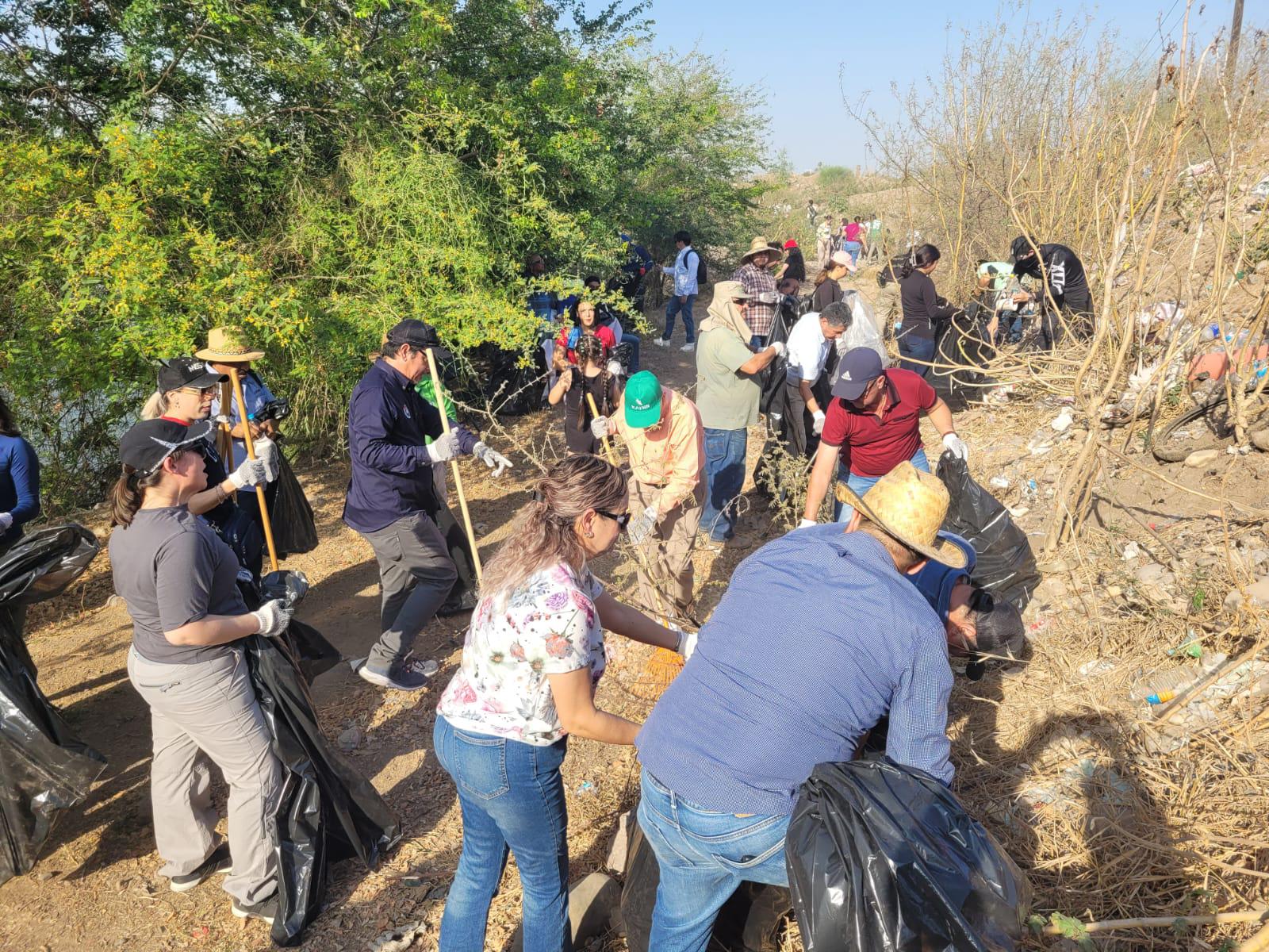 $!Limpieza del Río Culiacán, detrás del Congreso reúne a cientos de personas