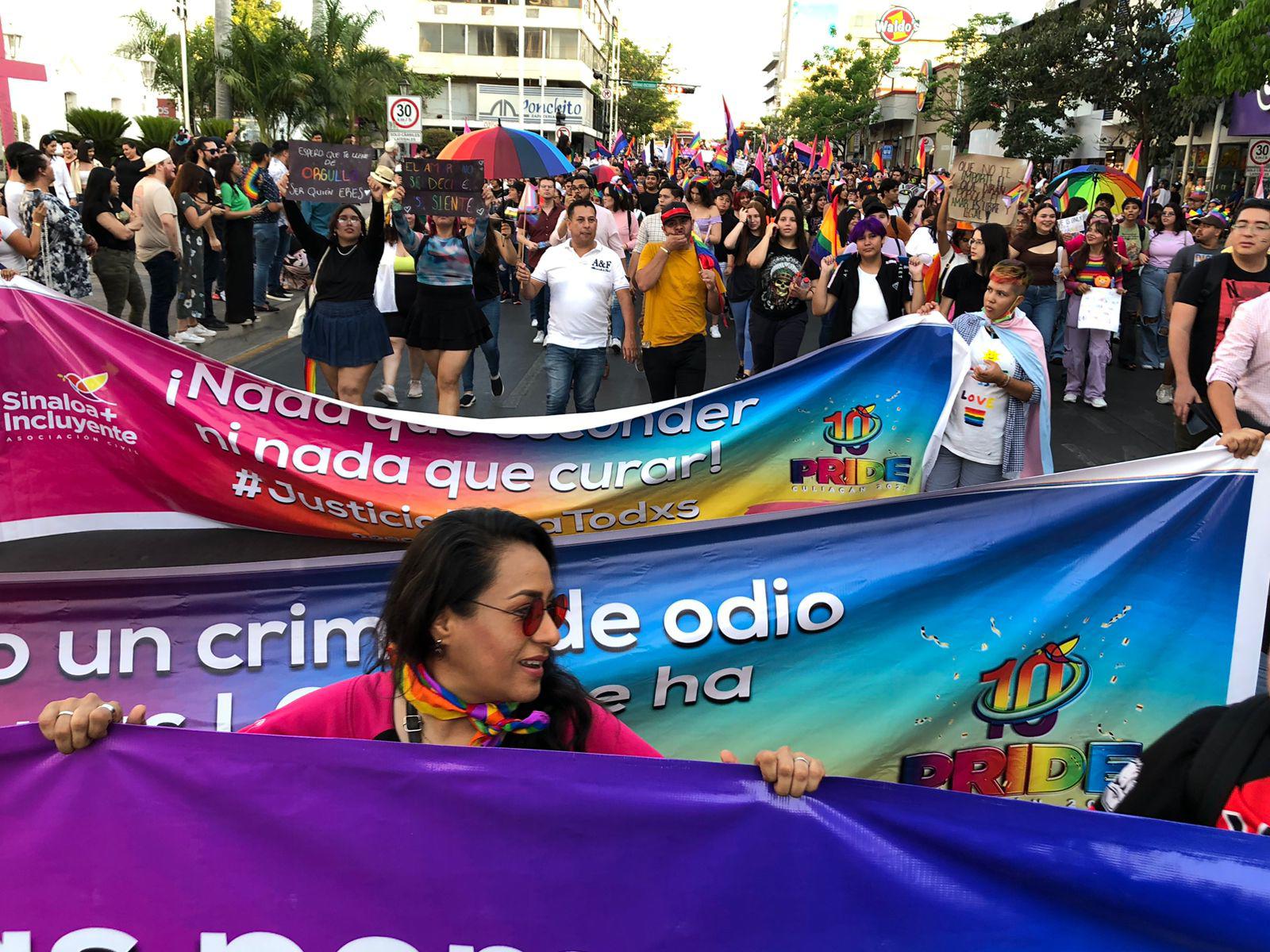 $!‘Colorea’ marcha LGBT con música, euforia y diversidad a Culiacán