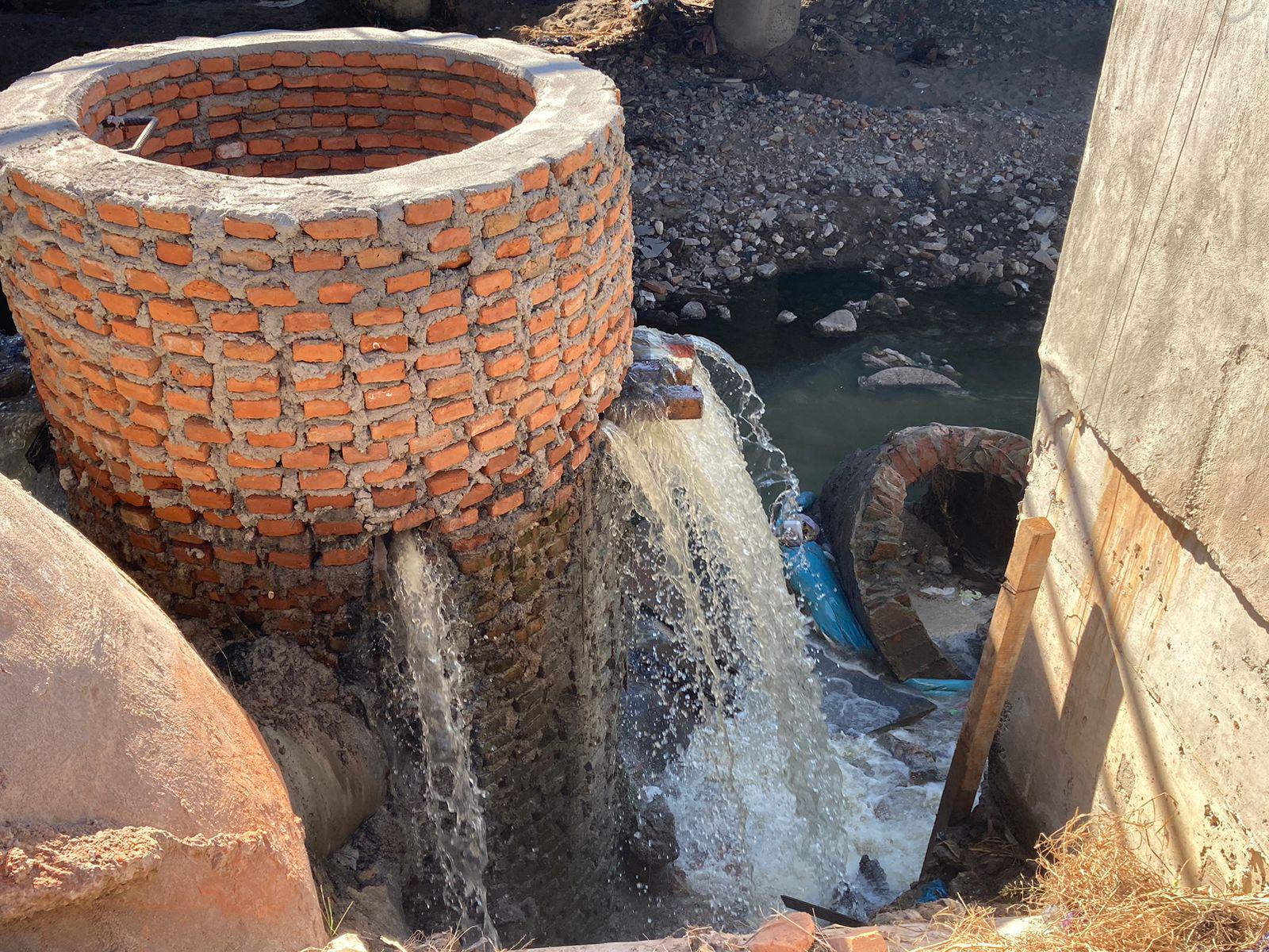 $!Se derraman aguas negras al arroyo Jabalies desde un pozo de la Jumapam, en Mazatlán