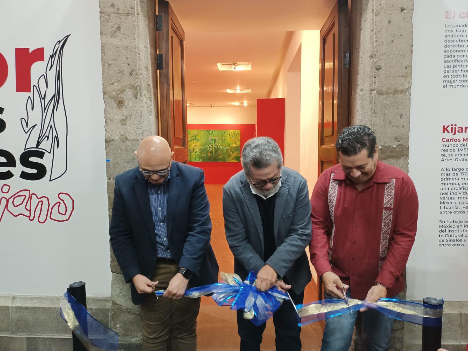 $!El artista, durante el corte de listón, junto a Víctor Manuel Rivera Romay y Enoc Leaño.