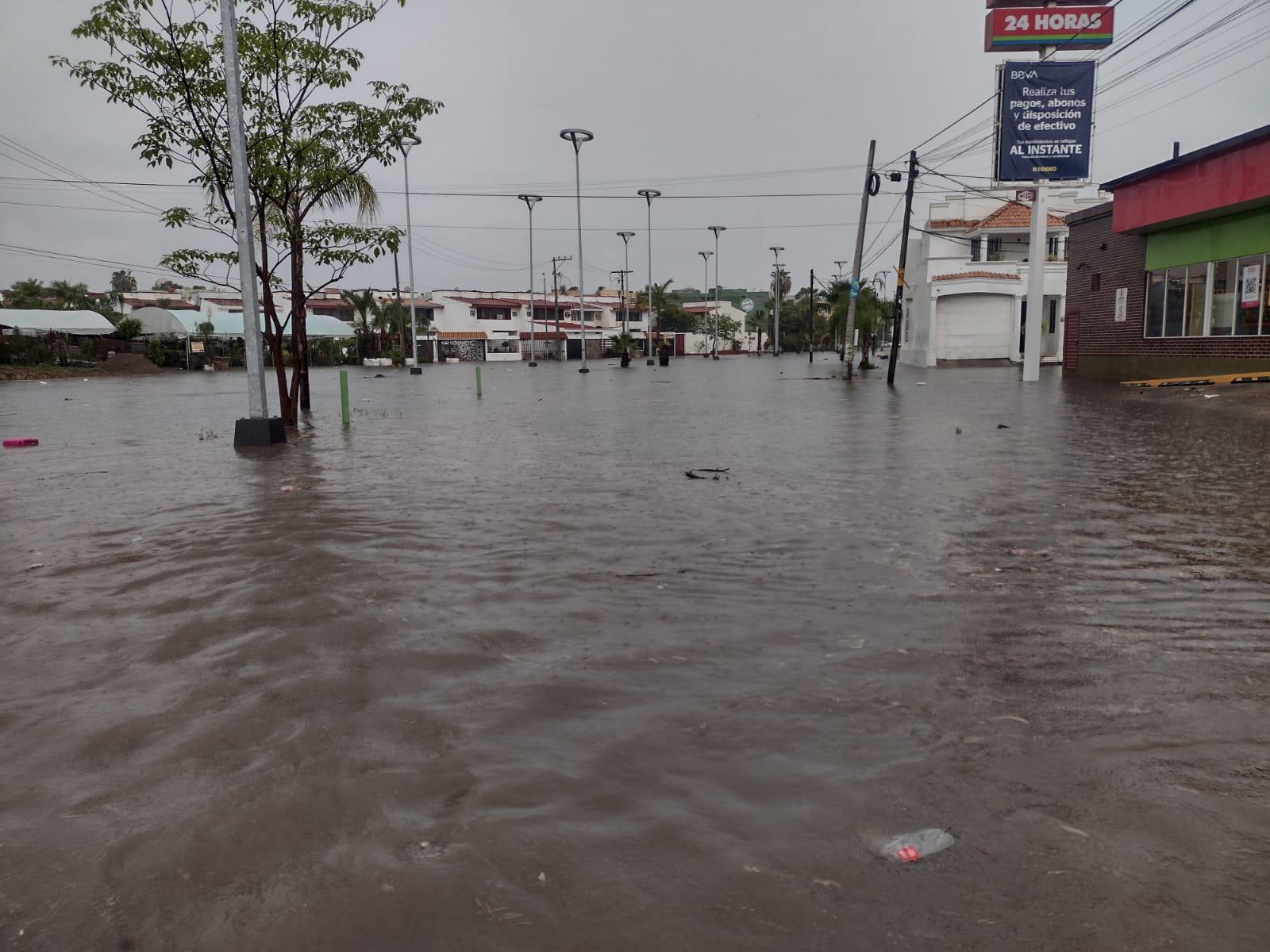 $!Fuertes inundaciones provocan caos vial y cierre de avenidas en Mazatlán