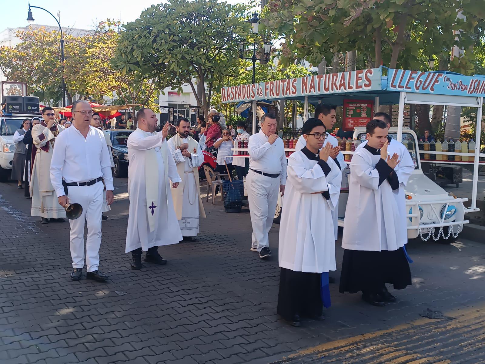 $!Celebran con misa y procesión la llegada del Año Santo 2025 en Catedral de Mazatlán