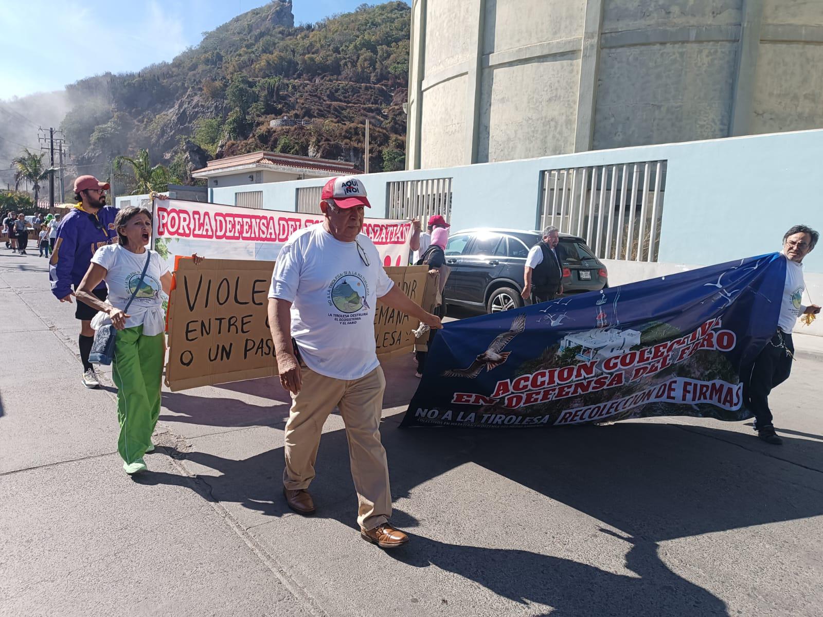 $!Colectivo en Defensa del Faro se manifiesta en celebración de apertura de la Tirolesa