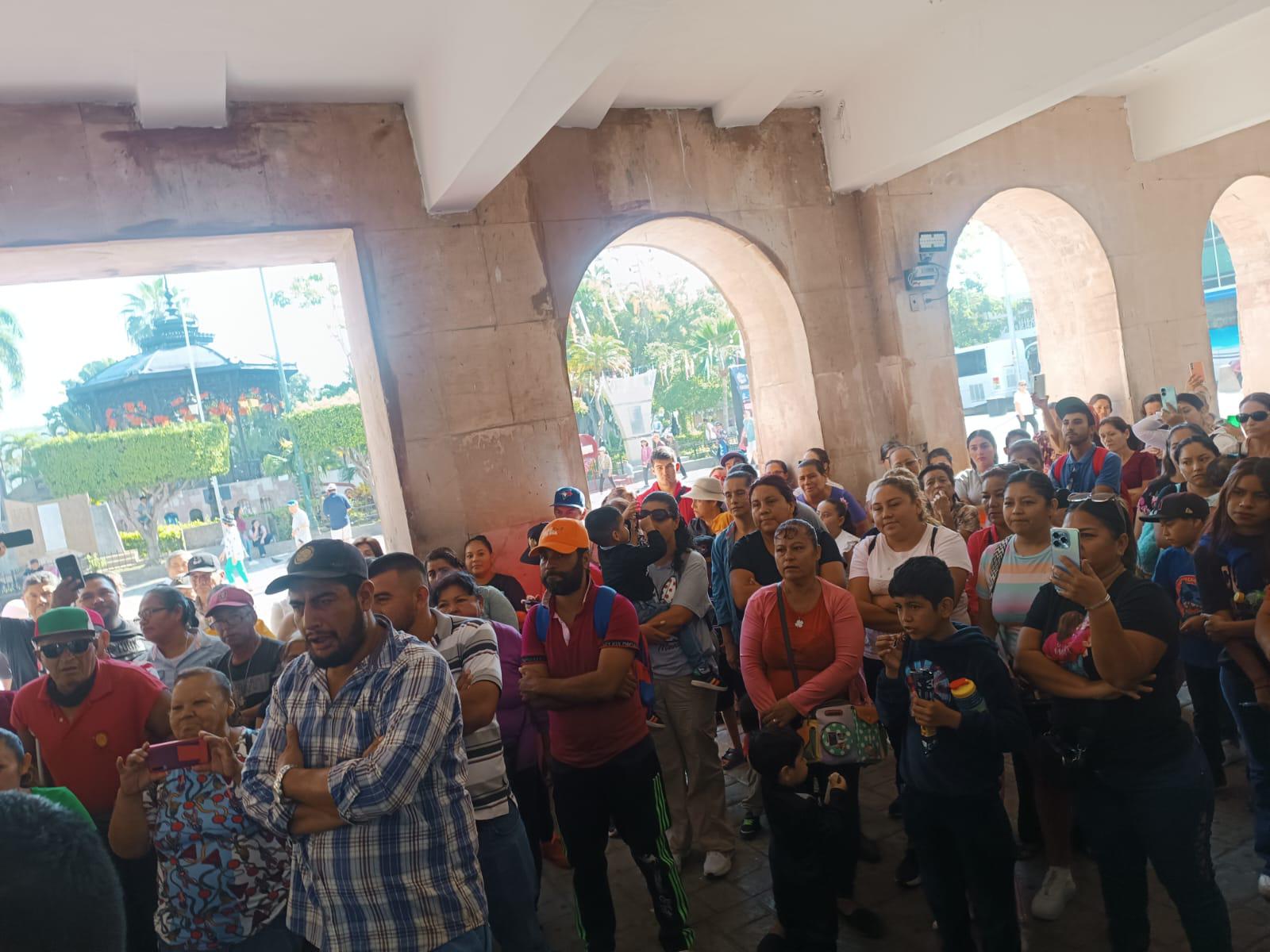 $!Llegan desplazados a Palacio Municipal de Mazatlán y les cierran las puertas