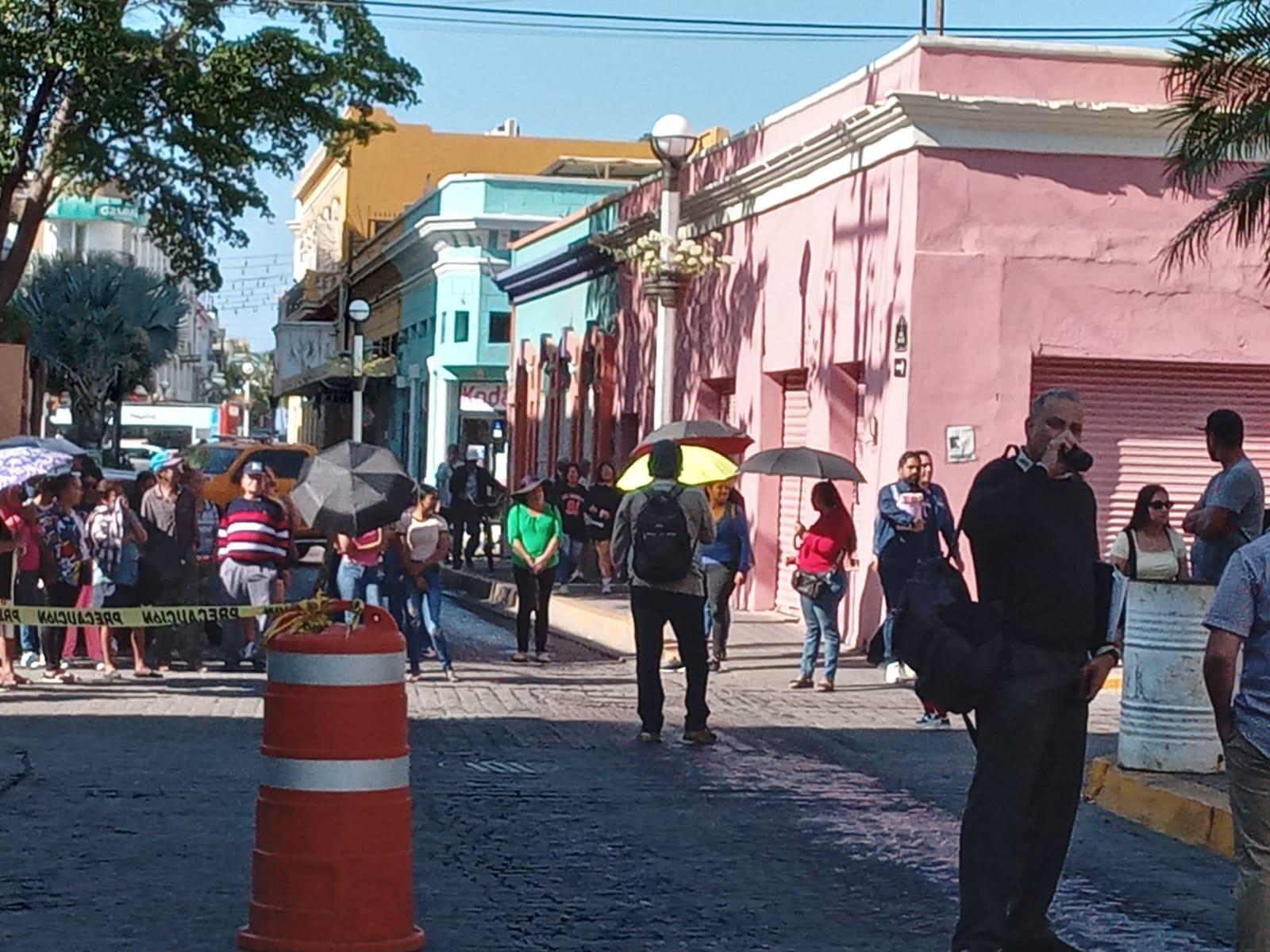 $!Bloquean desplazados por la violencia calles del Centro; acusan desatención de los gobiernos Municipal y Estatal