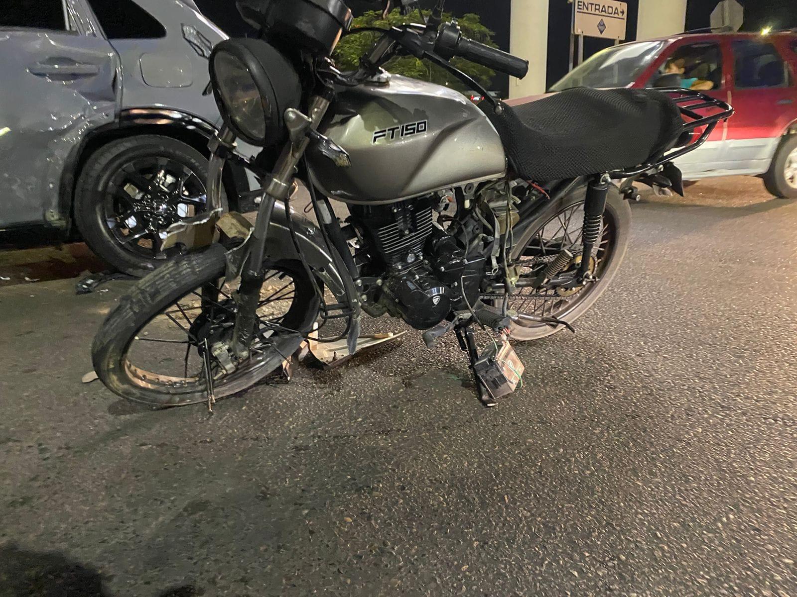 $!Choca motociclista contra camioneta y resulta lesionado, en Mazatlán