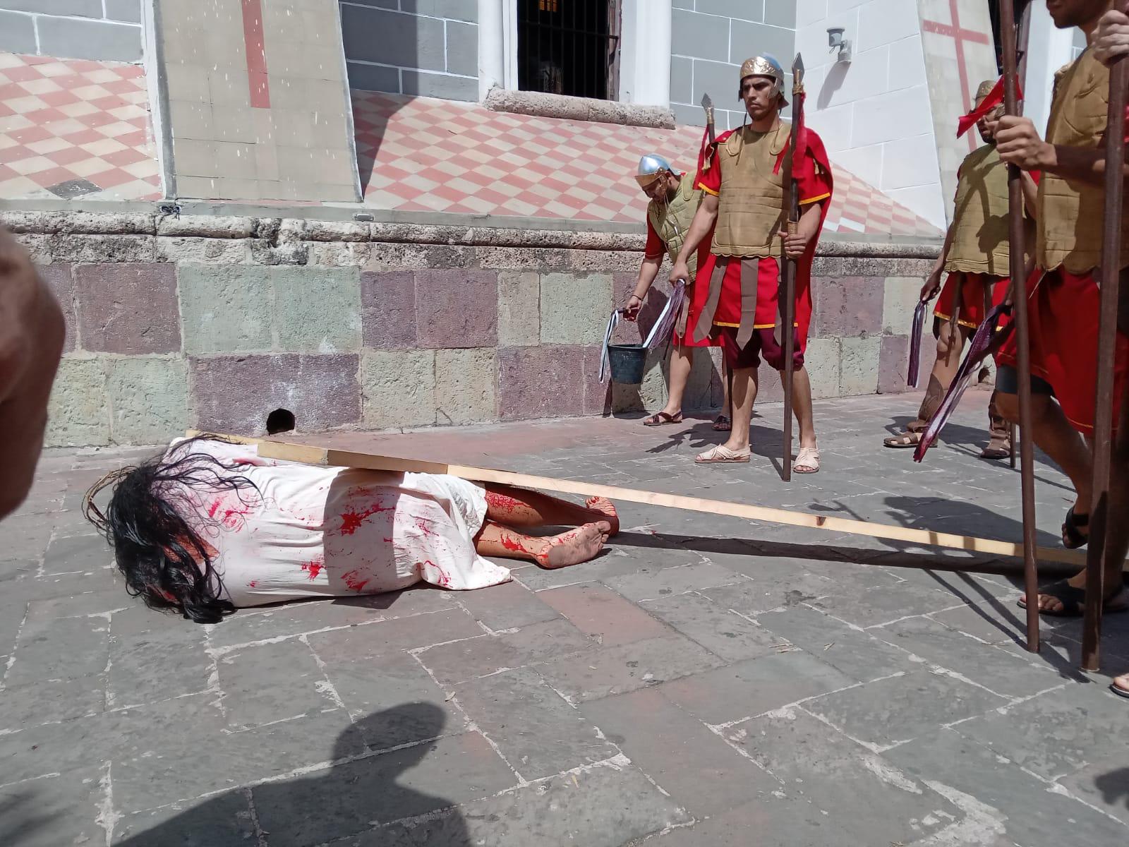 $!Realizan Viacrucis en el Atrio de la Catedral de Mazatlán