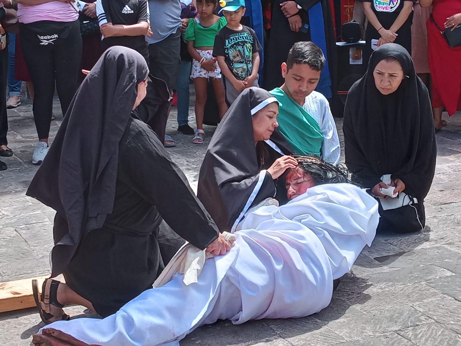 $!Realizan Viacrucis en el Atrio de la Catedral de Mazatlán