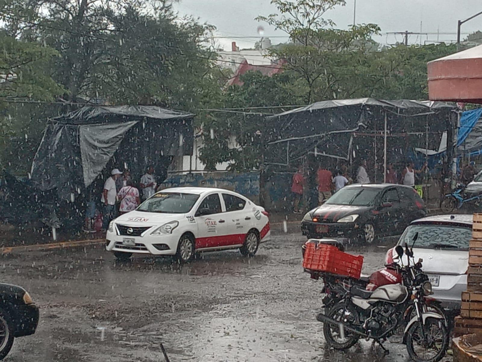 $!Lluvias toman por sorpresa a decenas en el mercado de la Juárez