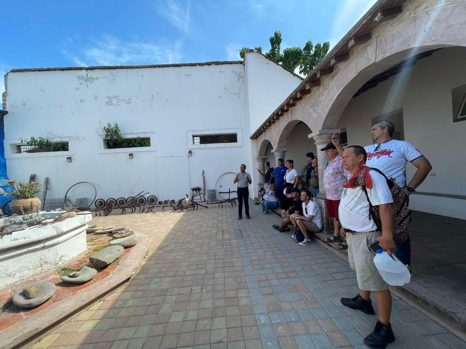 $!Grupo de guías de turistas visitan El Rosario, Pueblo Mágico, para certificarse