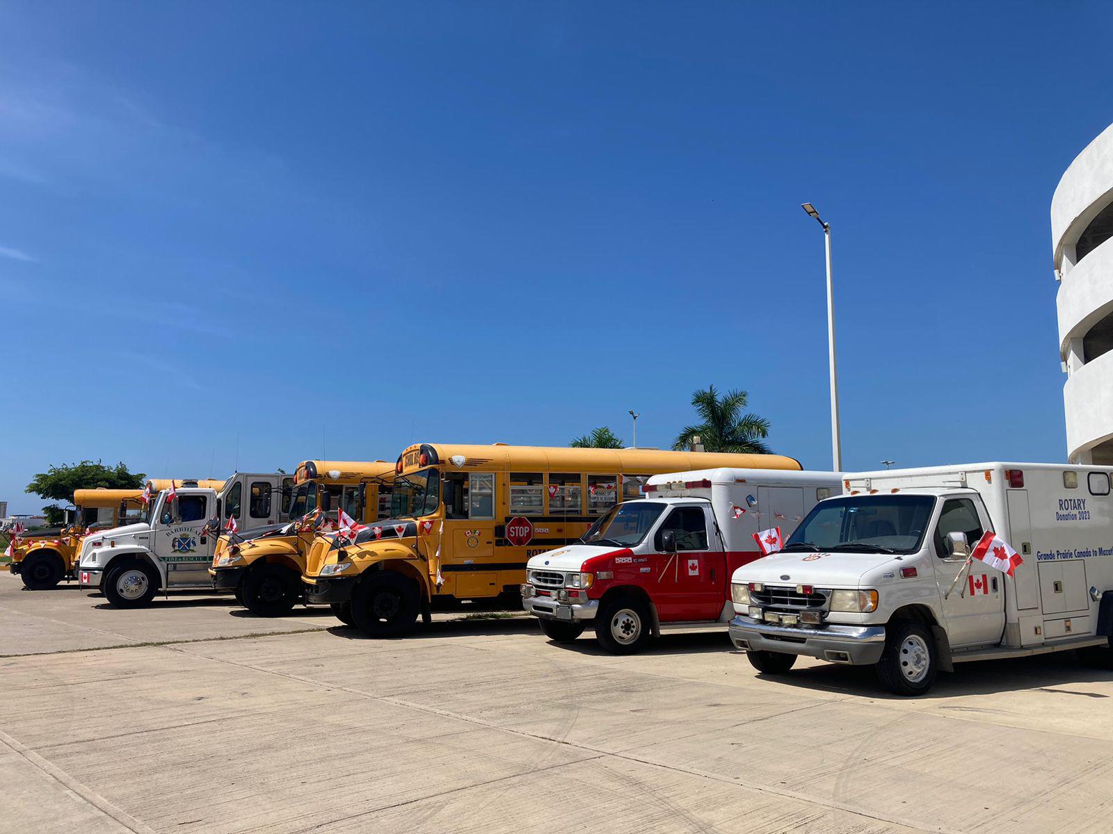 $!Entregan rotarios canadienses siete unidades y equipo táctico en Mazatlán