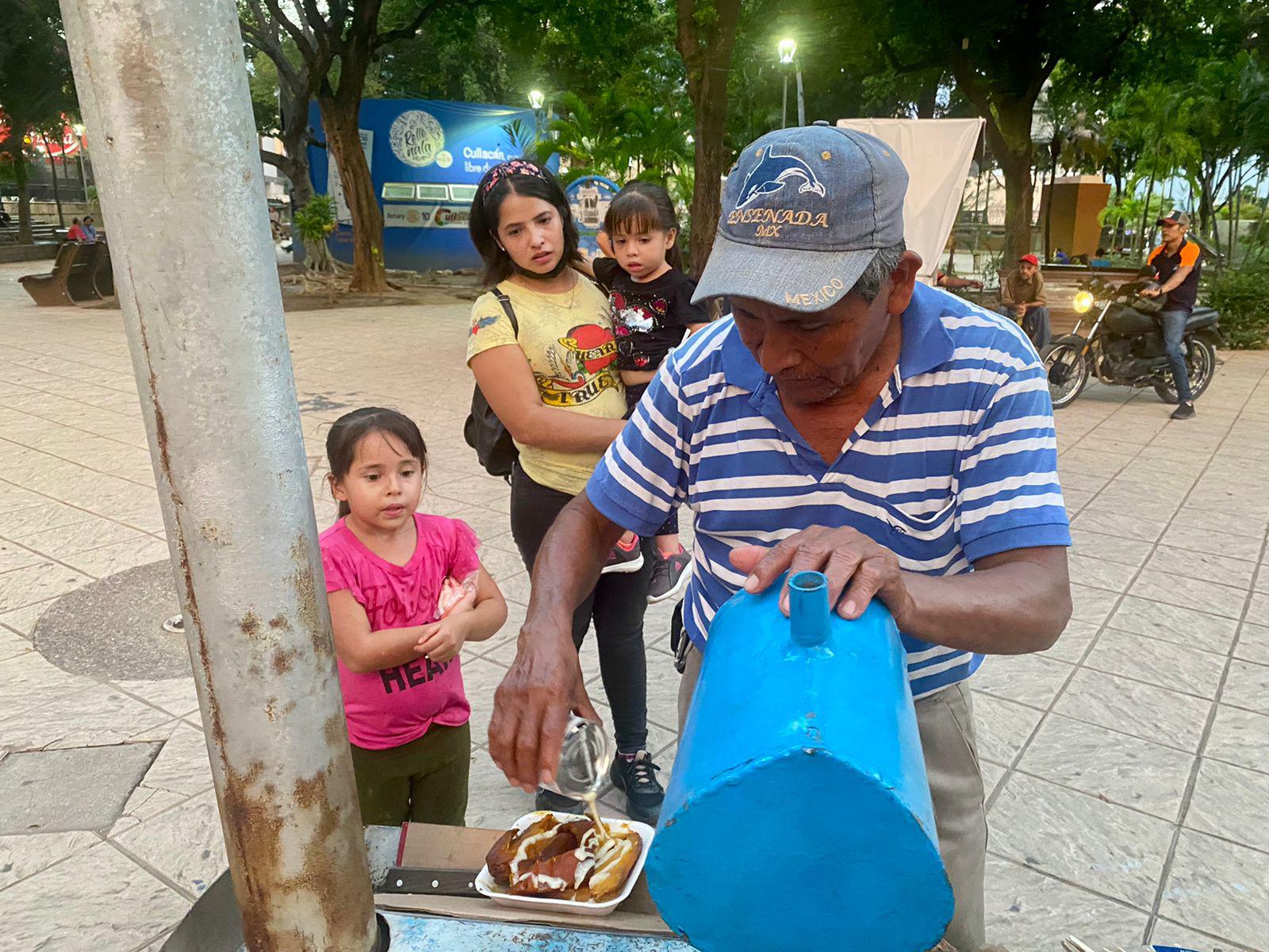 $!El oficio de camotero se resiste a extinguirse; Emilio es uno de los que lo mantiene vivo en Culiacán