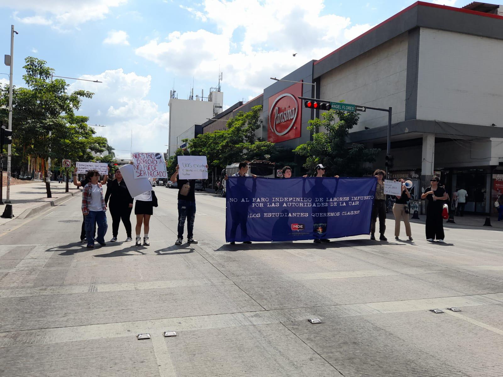 $!Estudiantes de la UAS salen a reclamar sus clases tras el inicio del paro de labores indefinido