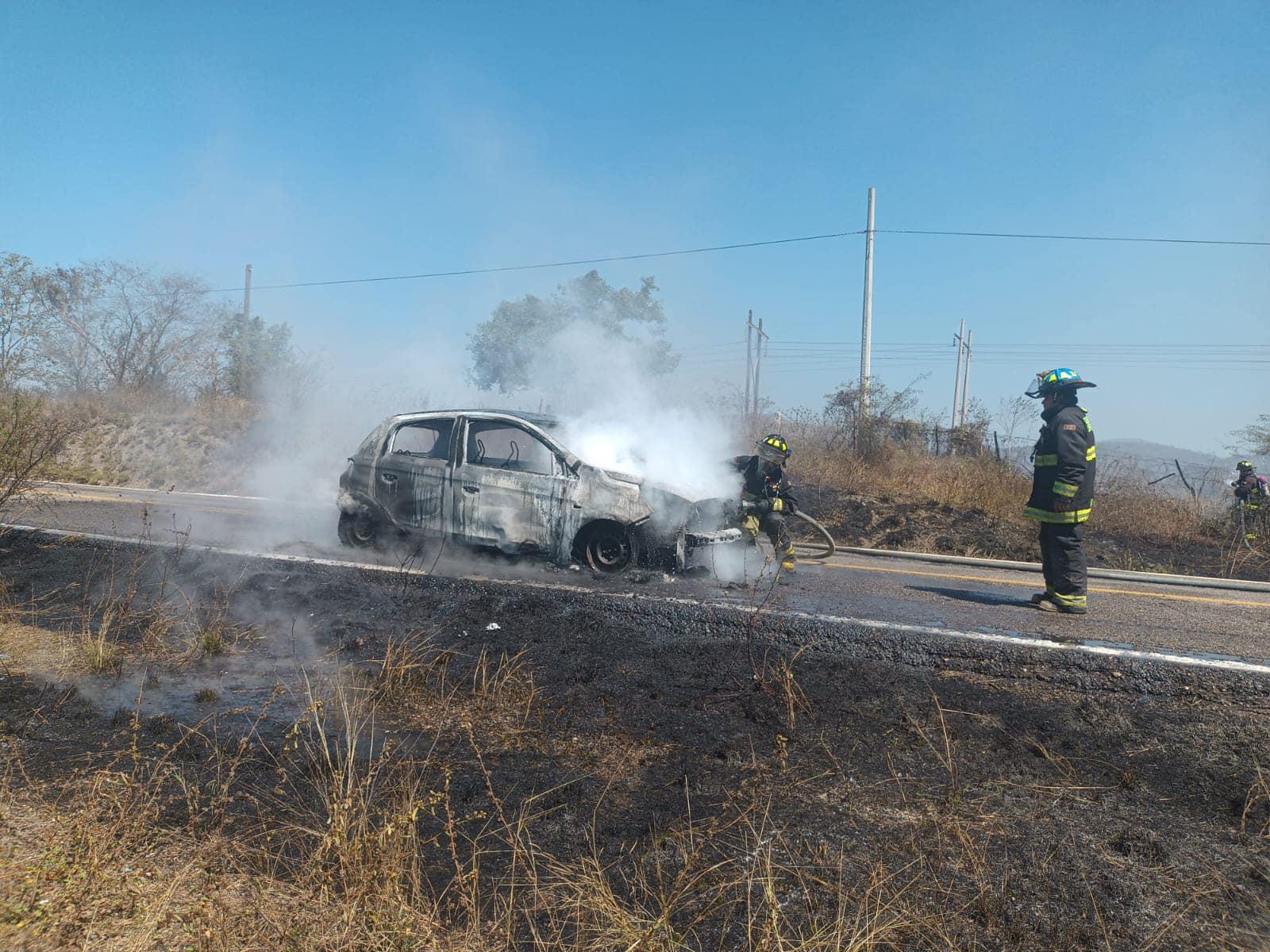 $!Se incendia vehículo en la libre, antes de llegar a El Zapote; dos jóvenes logran salir ilesas