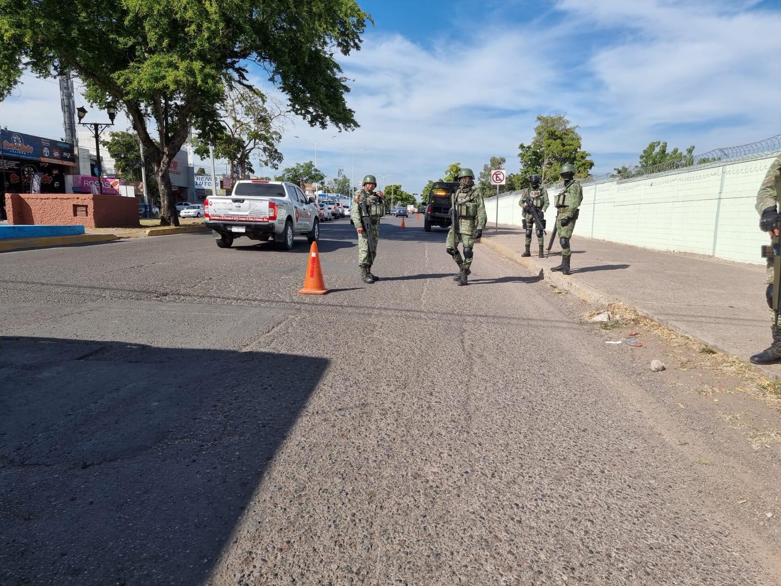 $!Arrojan de nuevo ponchallantas frente a instalaciones militares en Culiacán