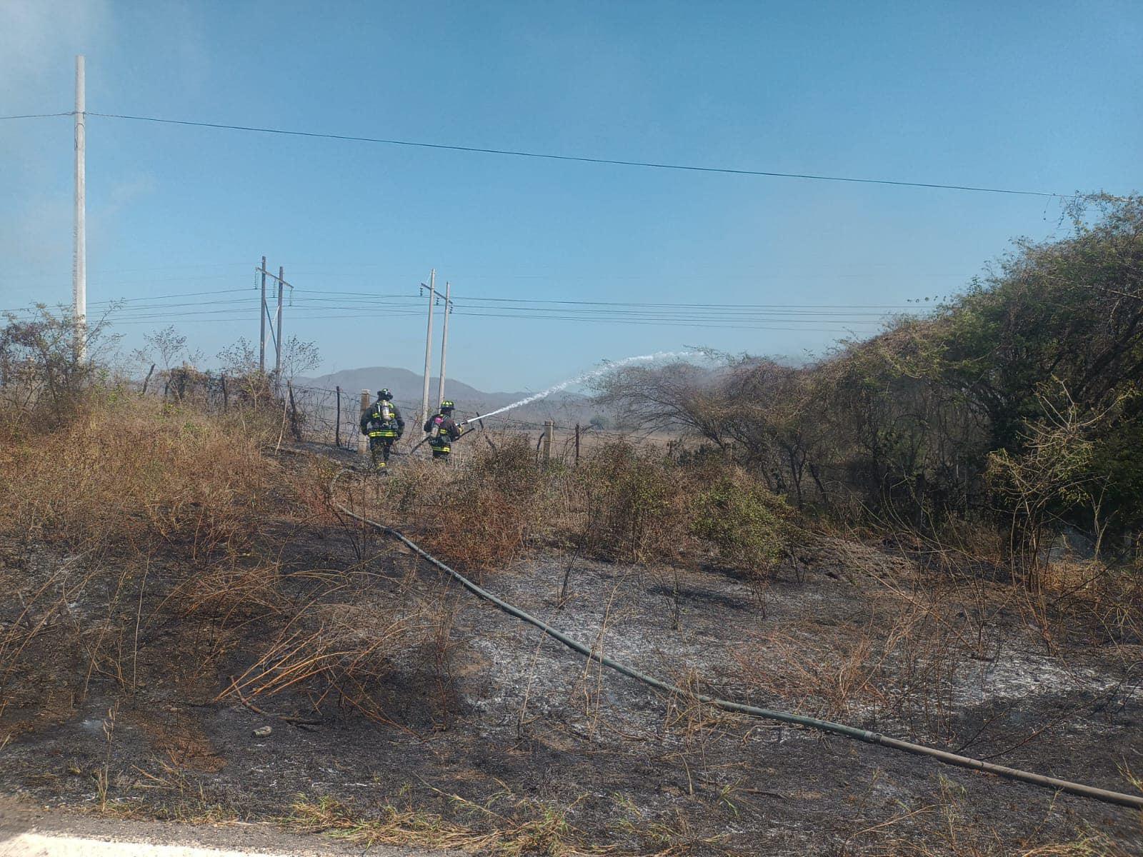 $!Se incendia vehículo en la libre, antes de llegar a El Zapote; dos jóvenes logran salir ilesas