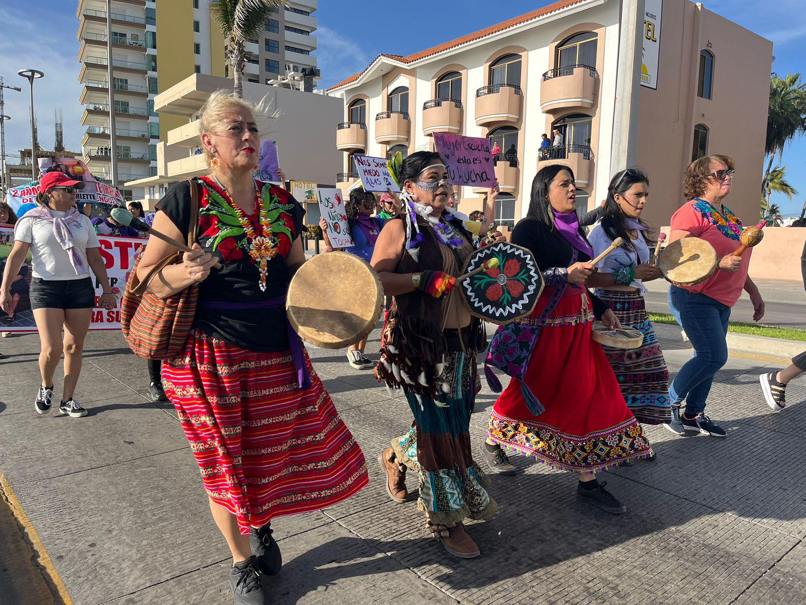 $!Mujeres en Mazatlán ‘encienden el fuego de sus voces’ en la Marcha del 8M