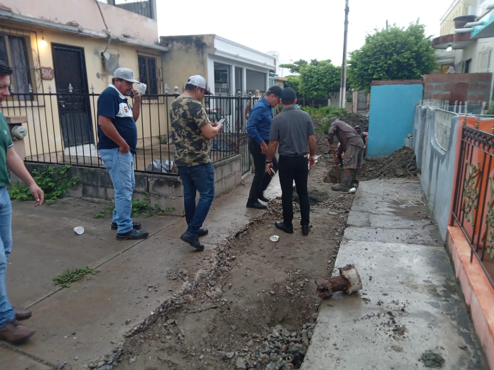 $!Supervisa Alcalde de Mazatlán rehabilitación de drenaje en callejón Gilberto Owen, donde se invierten $1.6 millones