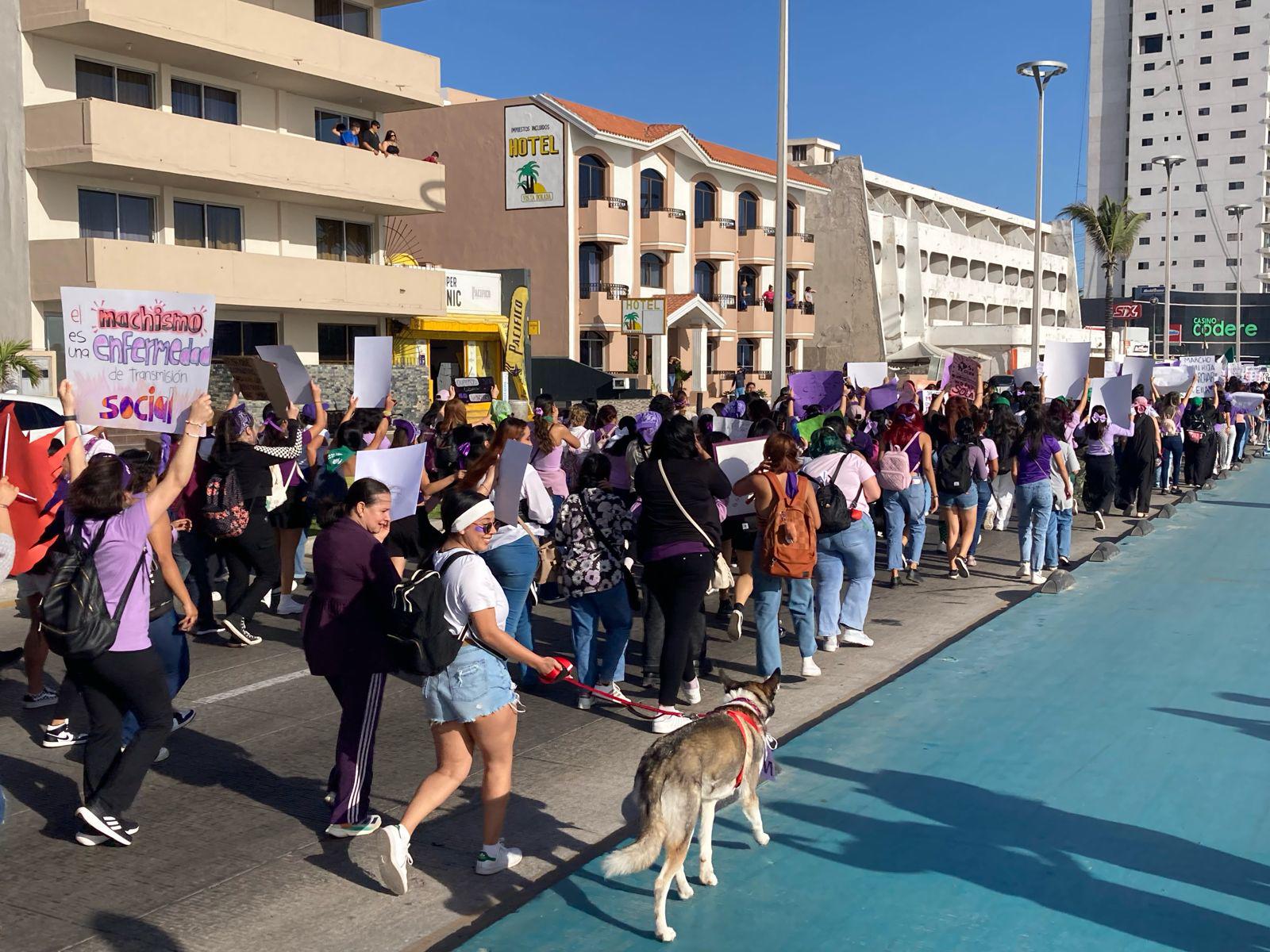 $!‘Mujer escucha, esta es tu lucha’; inicia la Marcha 8M por el malecón de Mazatlán