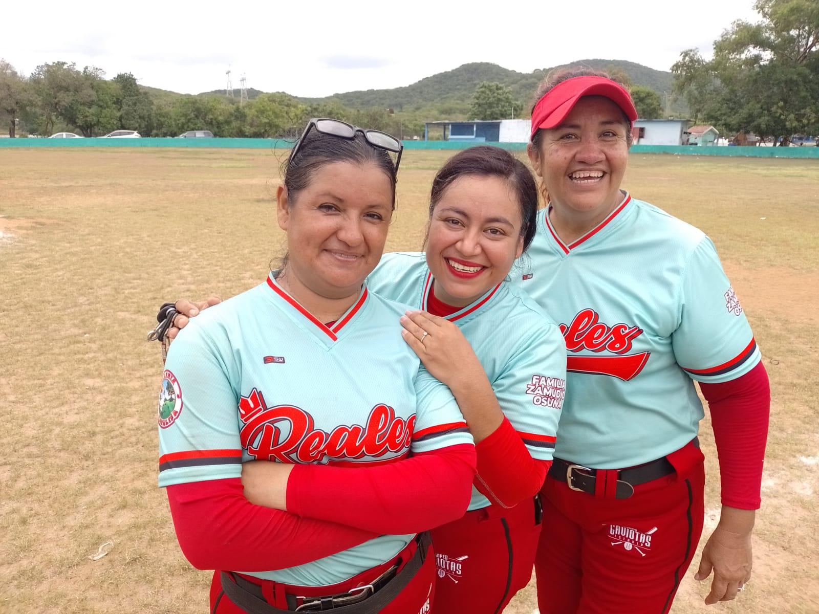 $!Janeth Estrada, relevista, Anahí Gaxiola y Francis Ruiz , pítcher ganadora del juego.