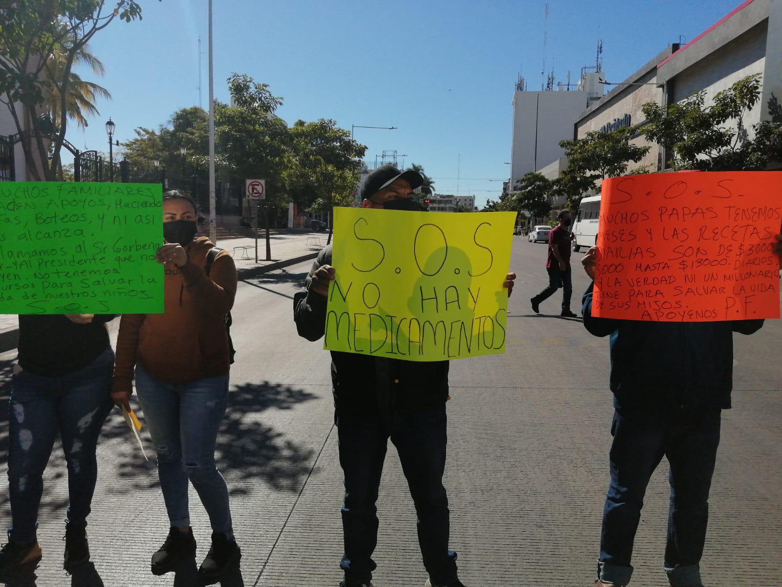 $!Padres de menores internados en el Pediátrico protestan por falta de medicamentos; cierran la Obregón en Culiacán