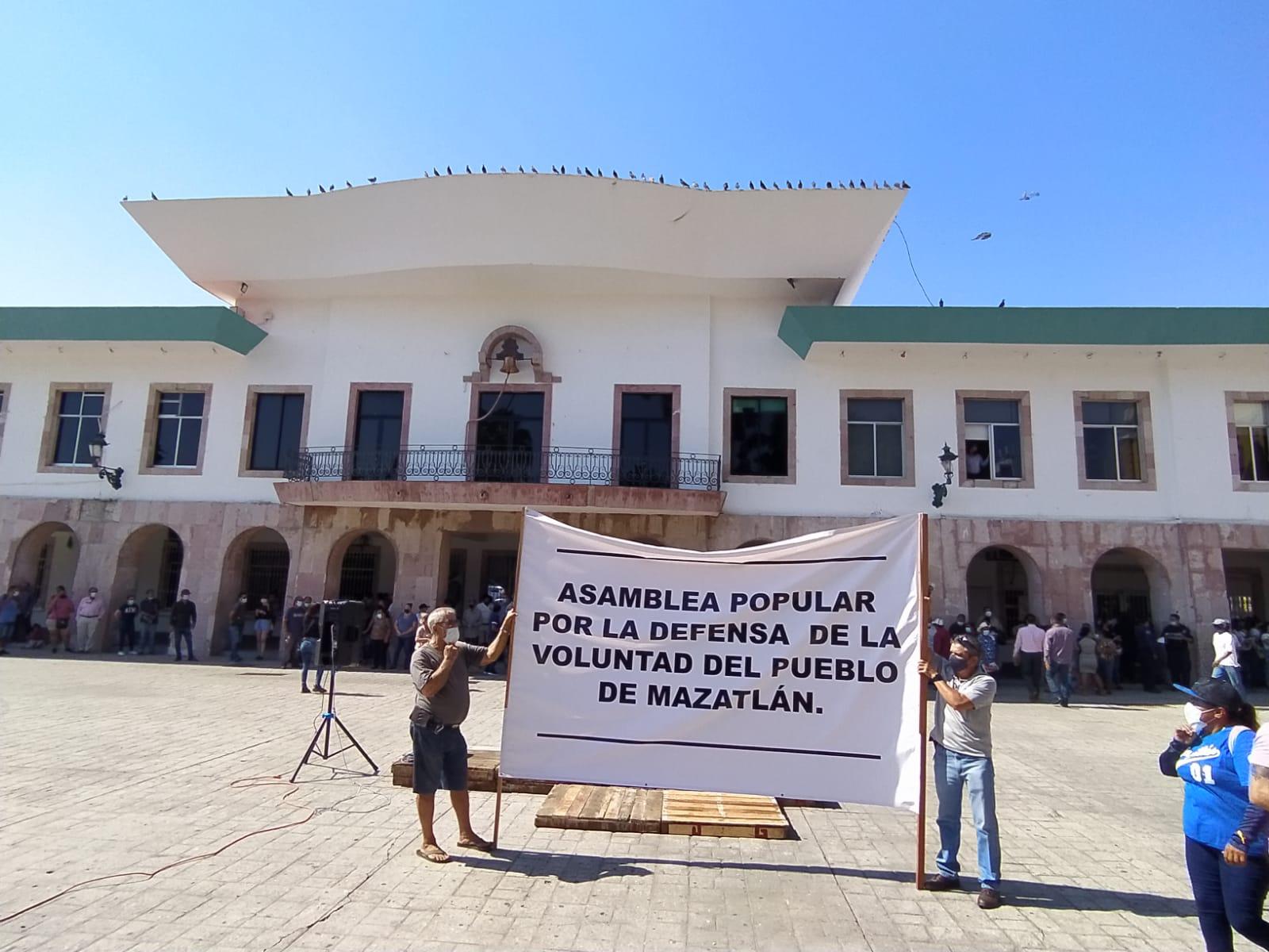 $!‘No vamos a permitir que personas extrañas a Mazatlán quieran adjudicárselo’, dice Benítez Torres