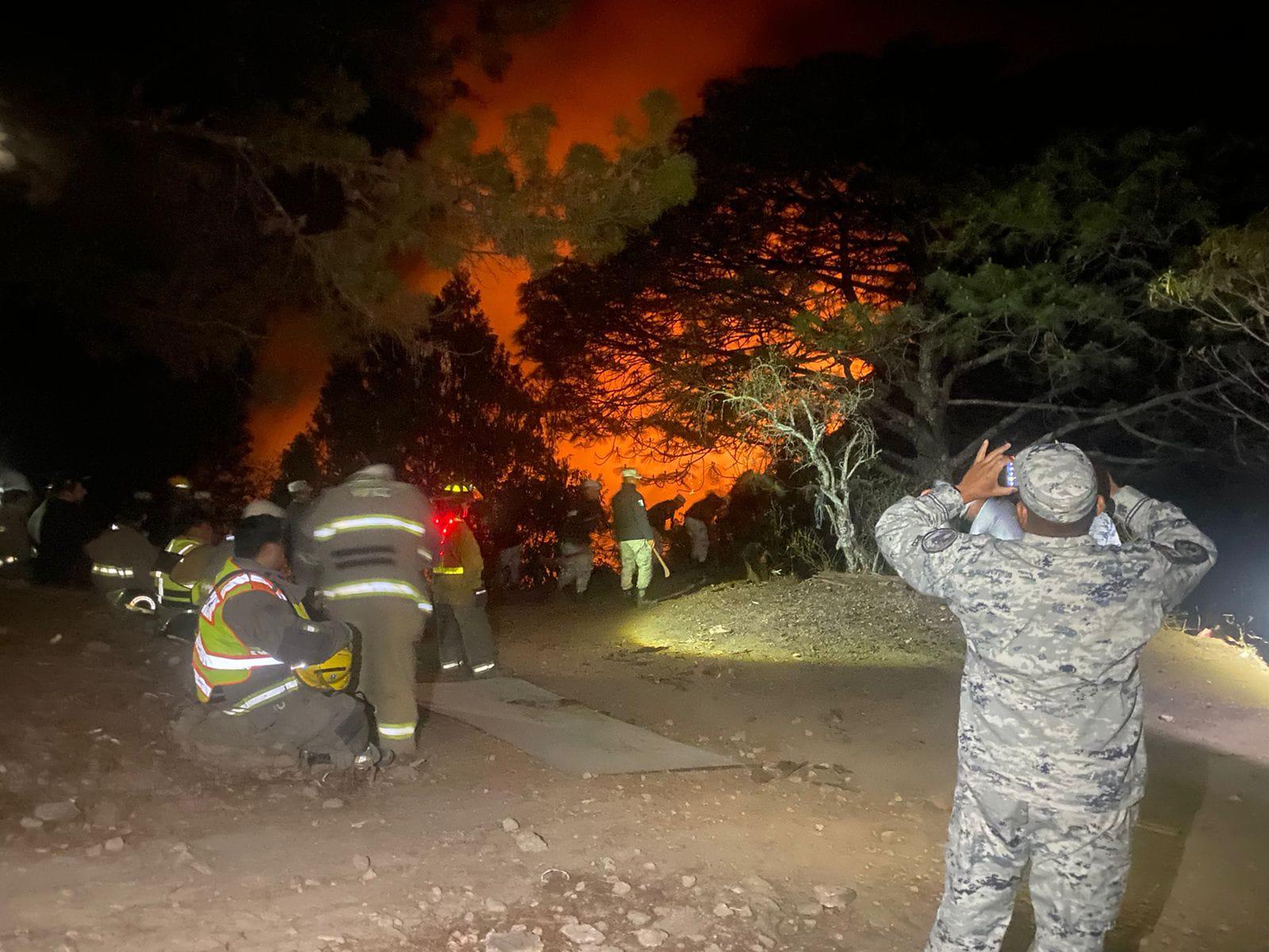 $!Apoyan bomberos de Mazatlán en combate al incendio en Loberas, Concordia