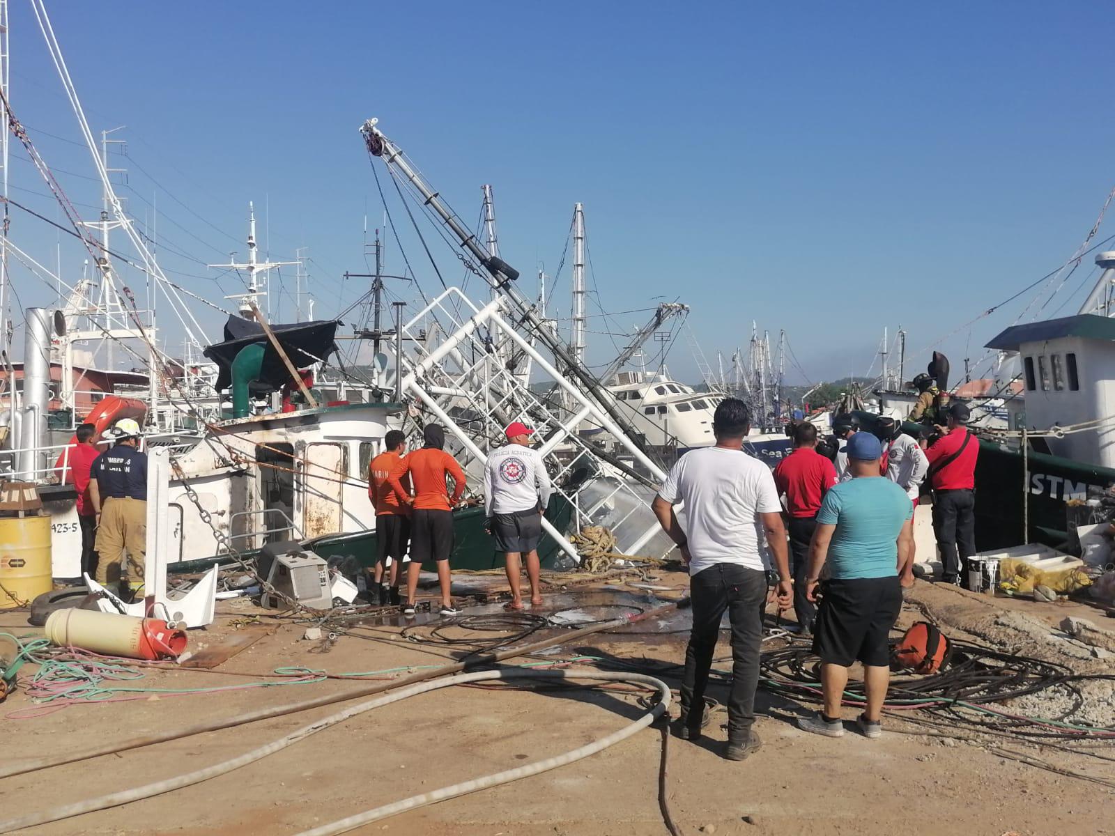 $!Explosión de tanque ocasiona incendio y hundimiento de un barco camaronero