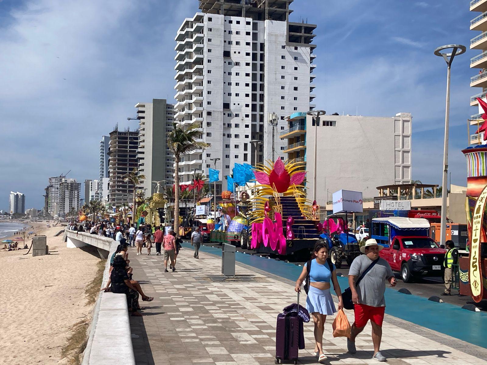 $!Inicia a las 16:00 horas el segundo desfile de Carnaval; ya esperan miles de personas en el malecón