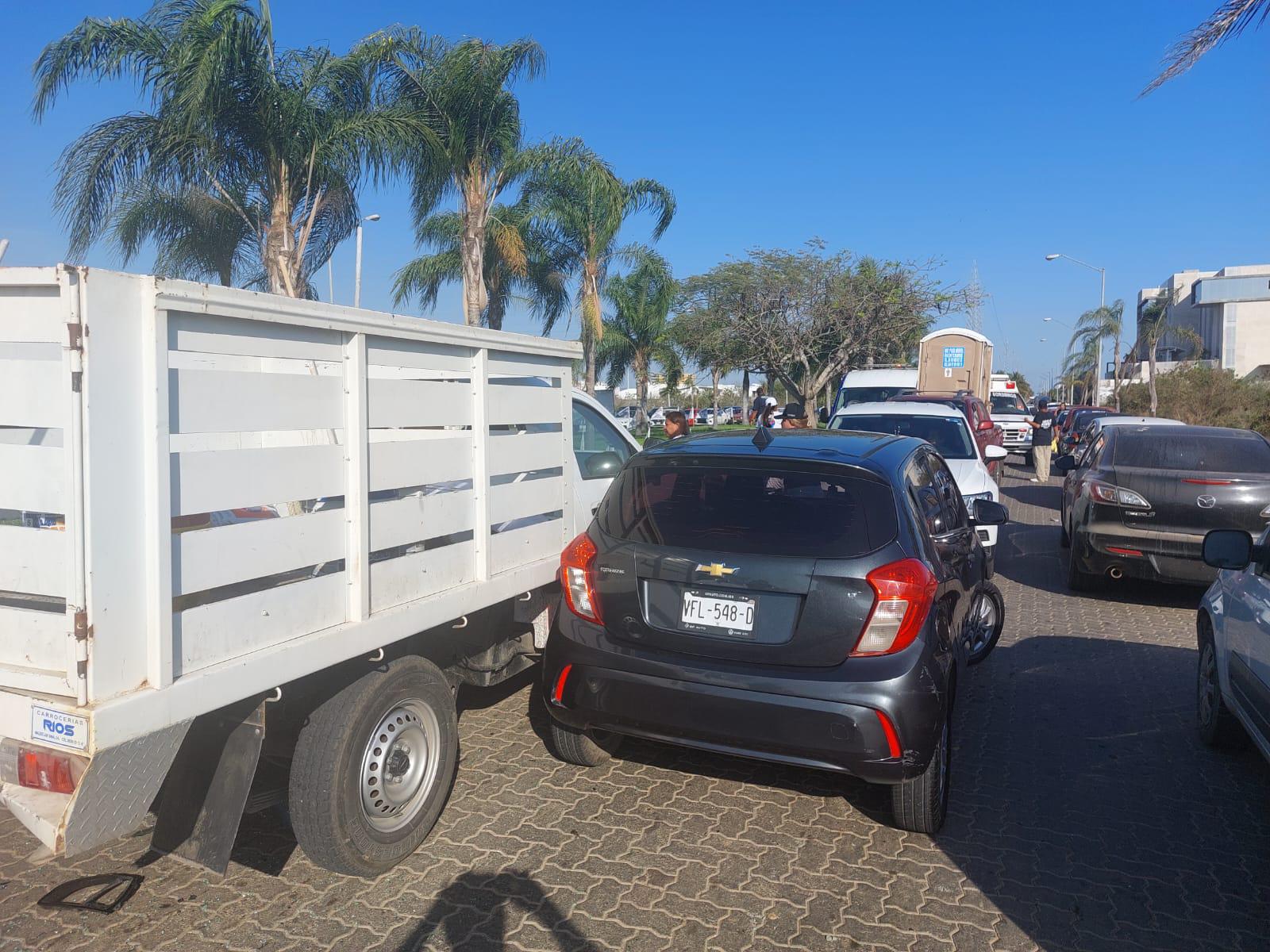 $!Se registra carambola frente al Centro de Convenciones de Mazatlán