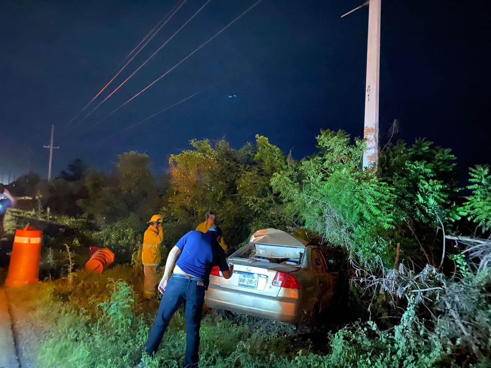 $!Choque de auto contra toro en Villa Unión deja un muerto y herido