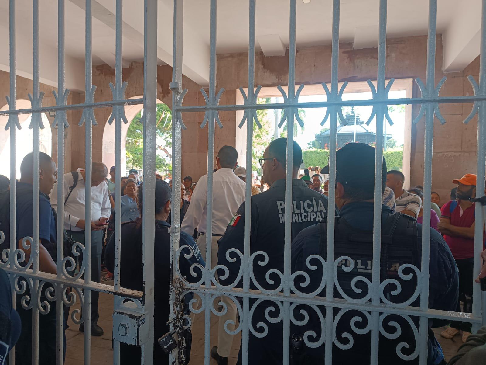 $!Llegan desplazados a Palacio Municipal de Mazatlán y les cierran las puertas