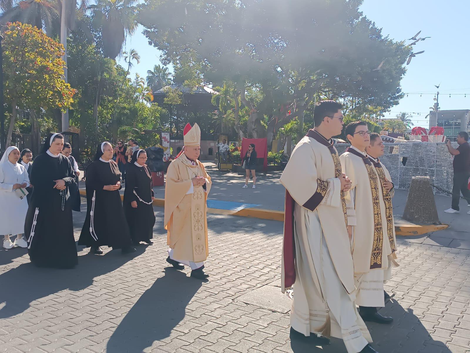 $!Celebran con misa y procesión la llegada del Año Santo 2025 en Catedral de Mazatlán