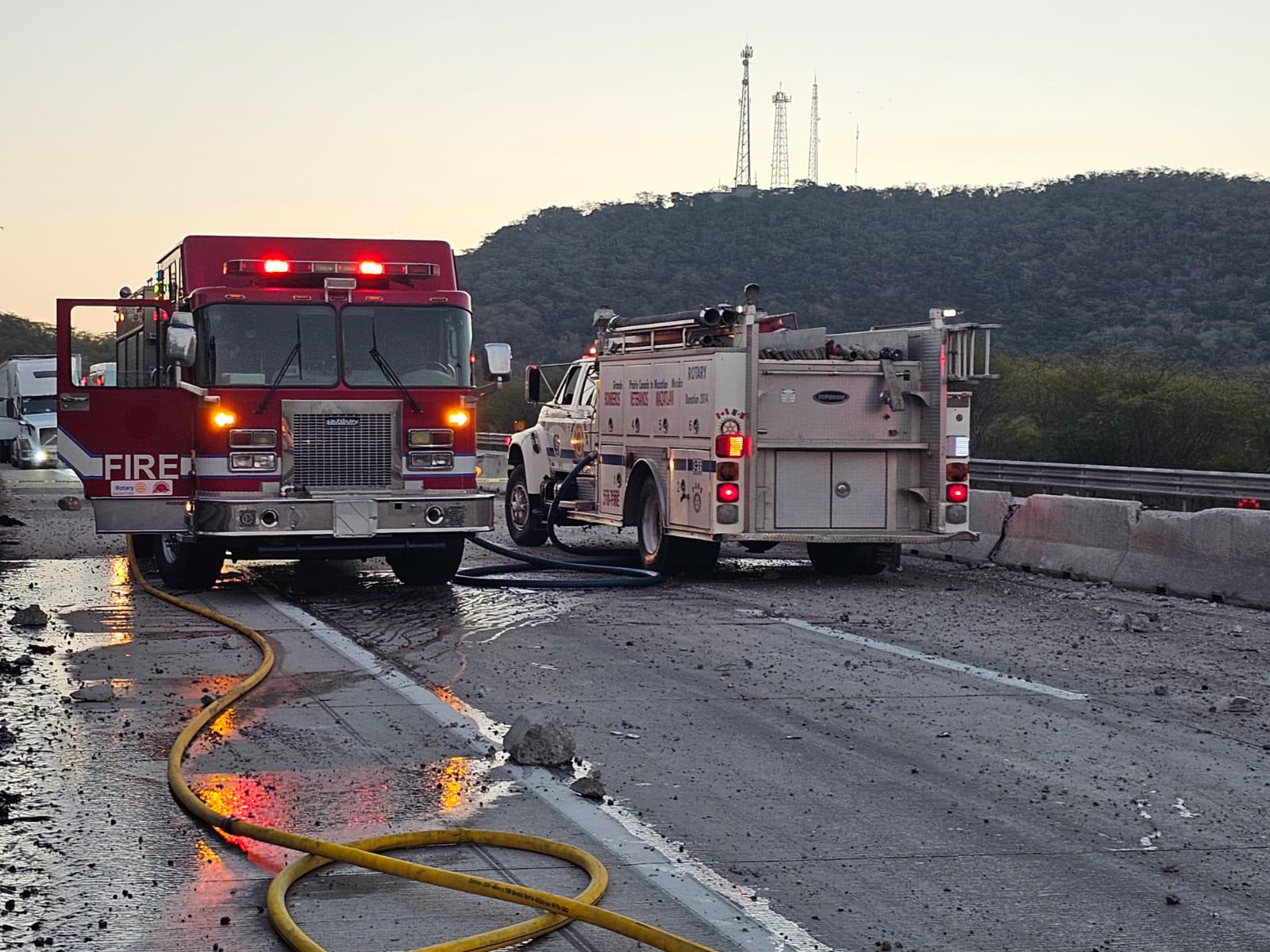 $!Se vuelca tráiler y se incendia sobre la autopista, al norte de Mazatlán