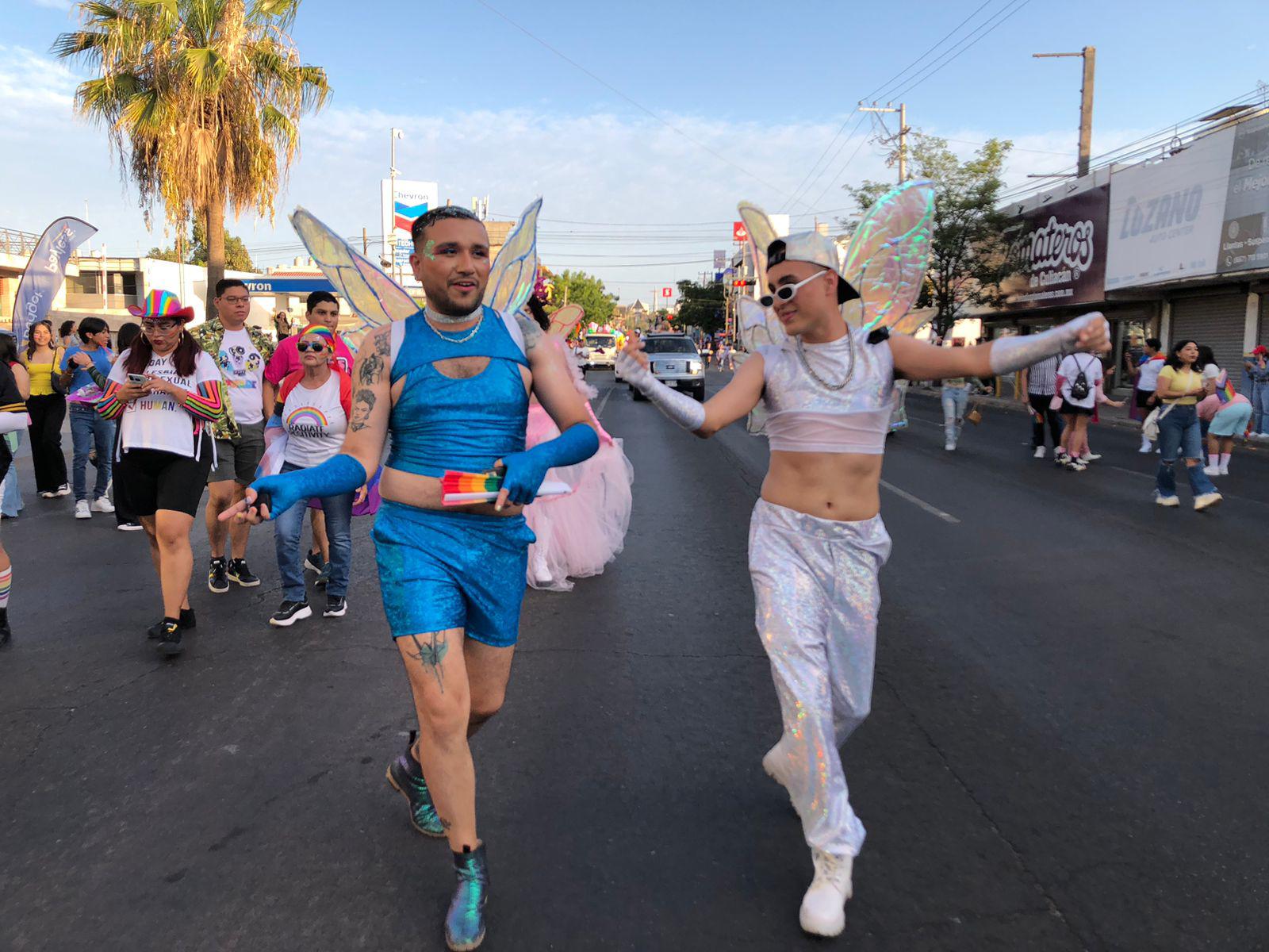 $!‘Colorea’ marcha LGBT con música, euforia y diversidad a Culiacán