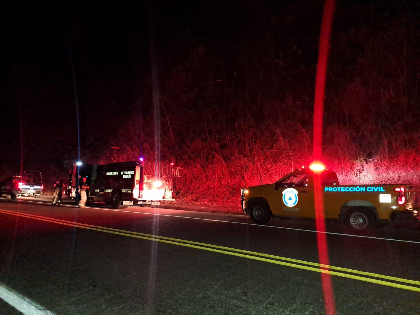 $!Apoyan bomberos de Mazatlán en combate al incendio en Loberas, Concordia