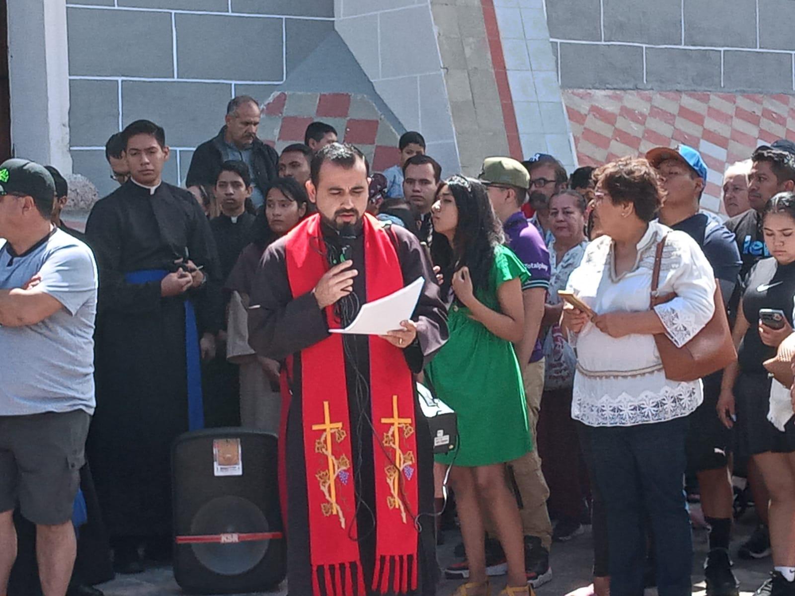 $!Realizan Viacrucis en el Atrio de la Catedral de Mazatlán