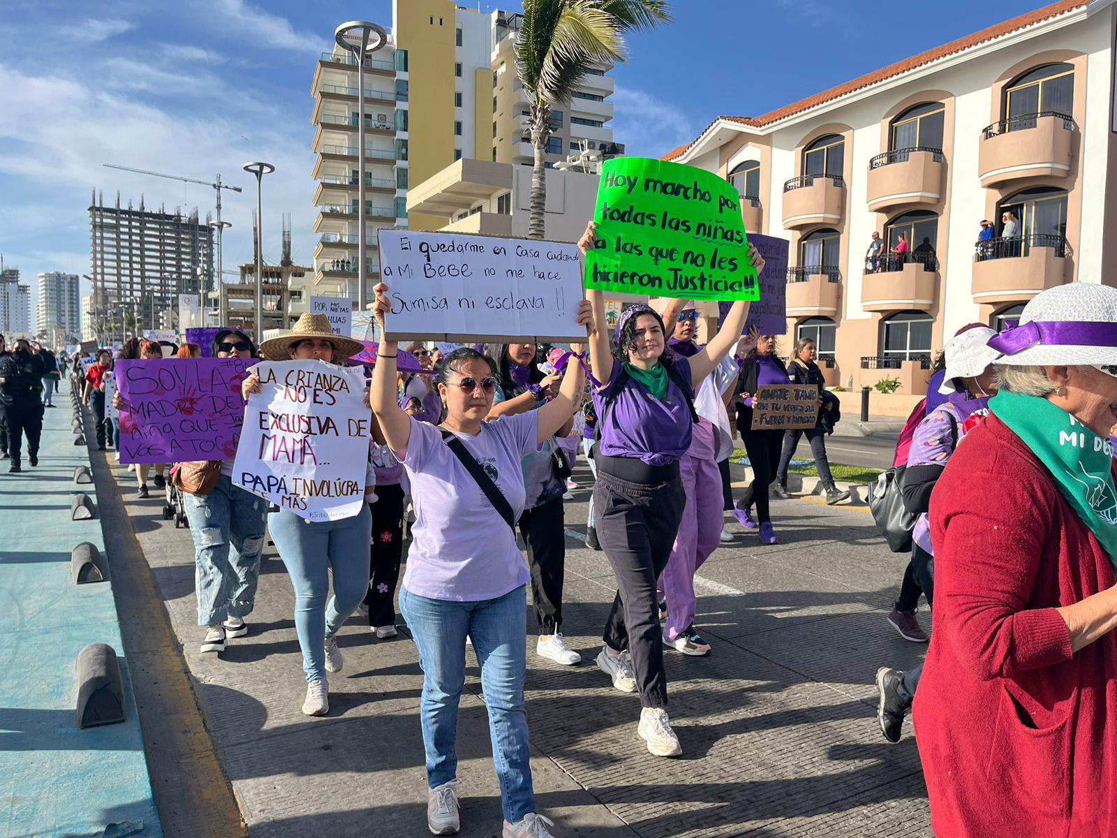 $!Mujeres en Mazatlán ‘encienden el fuego de sus voces’ en la Marcha del 8M