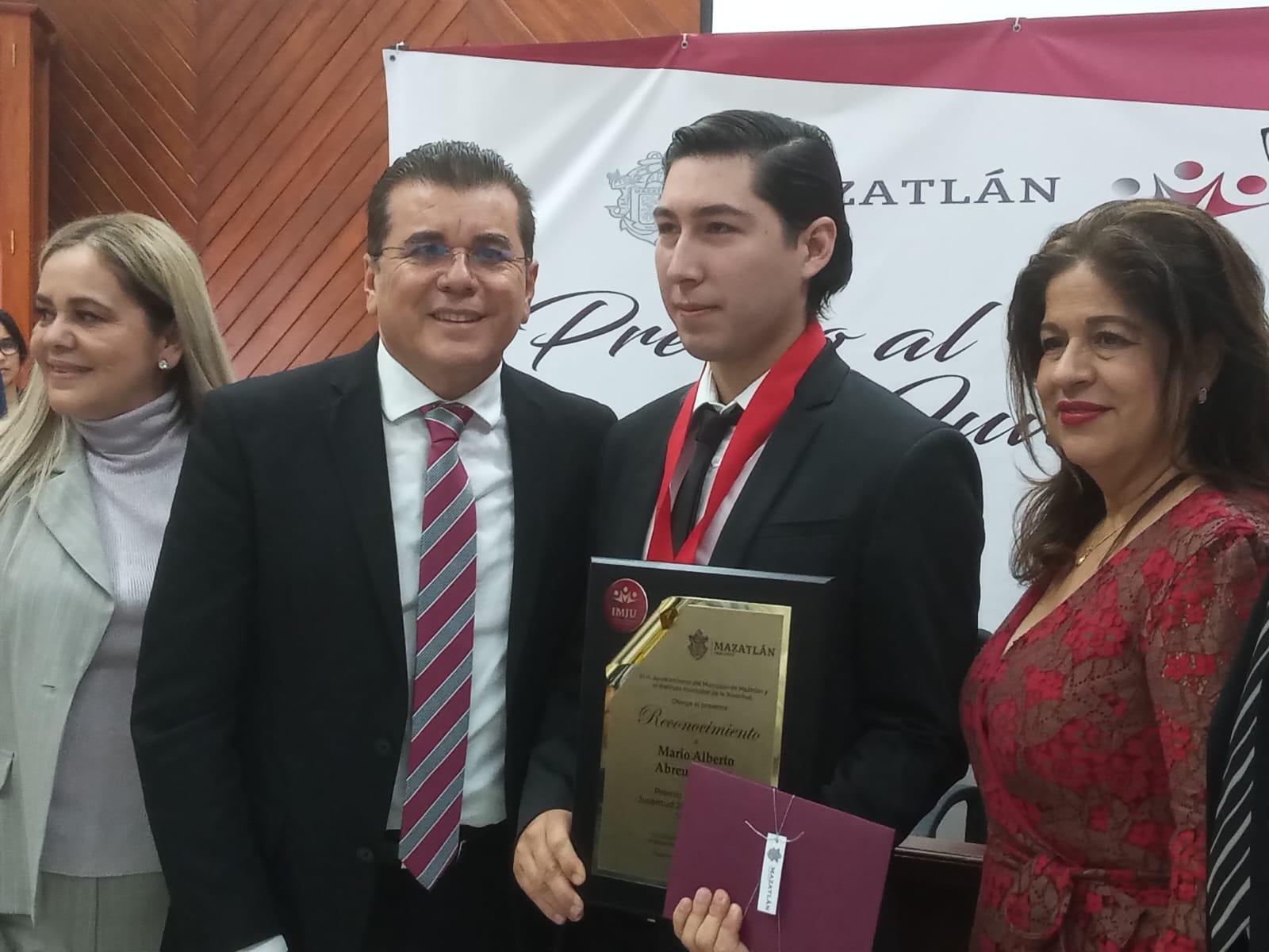 $!Entregan el Premio al Mérito Juvenil 2022 en Mazatlán