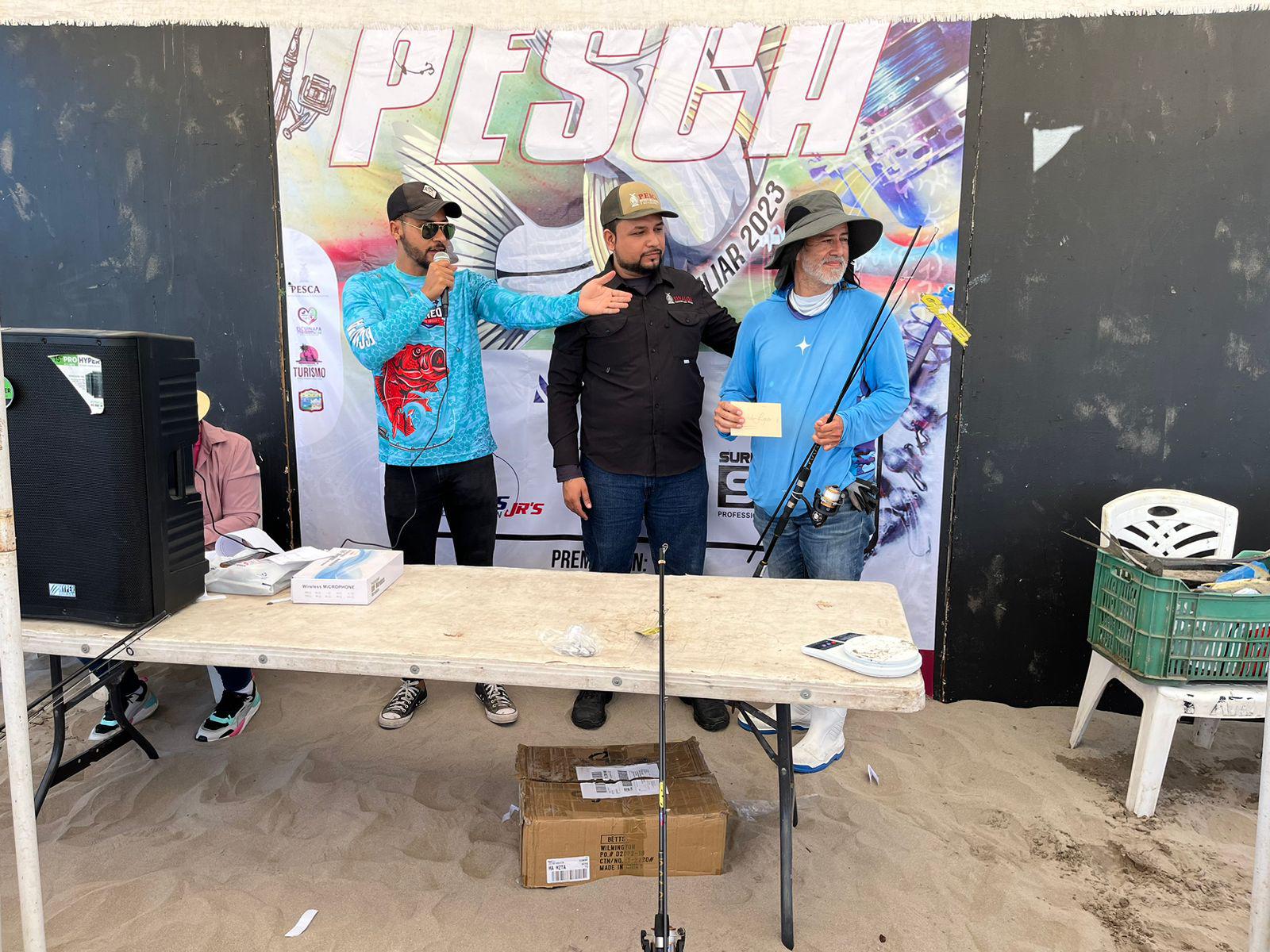 $!Renán Fausto se lleva el premio ‘gordo’ del Torneo de Pesca Familiar en Teacapán