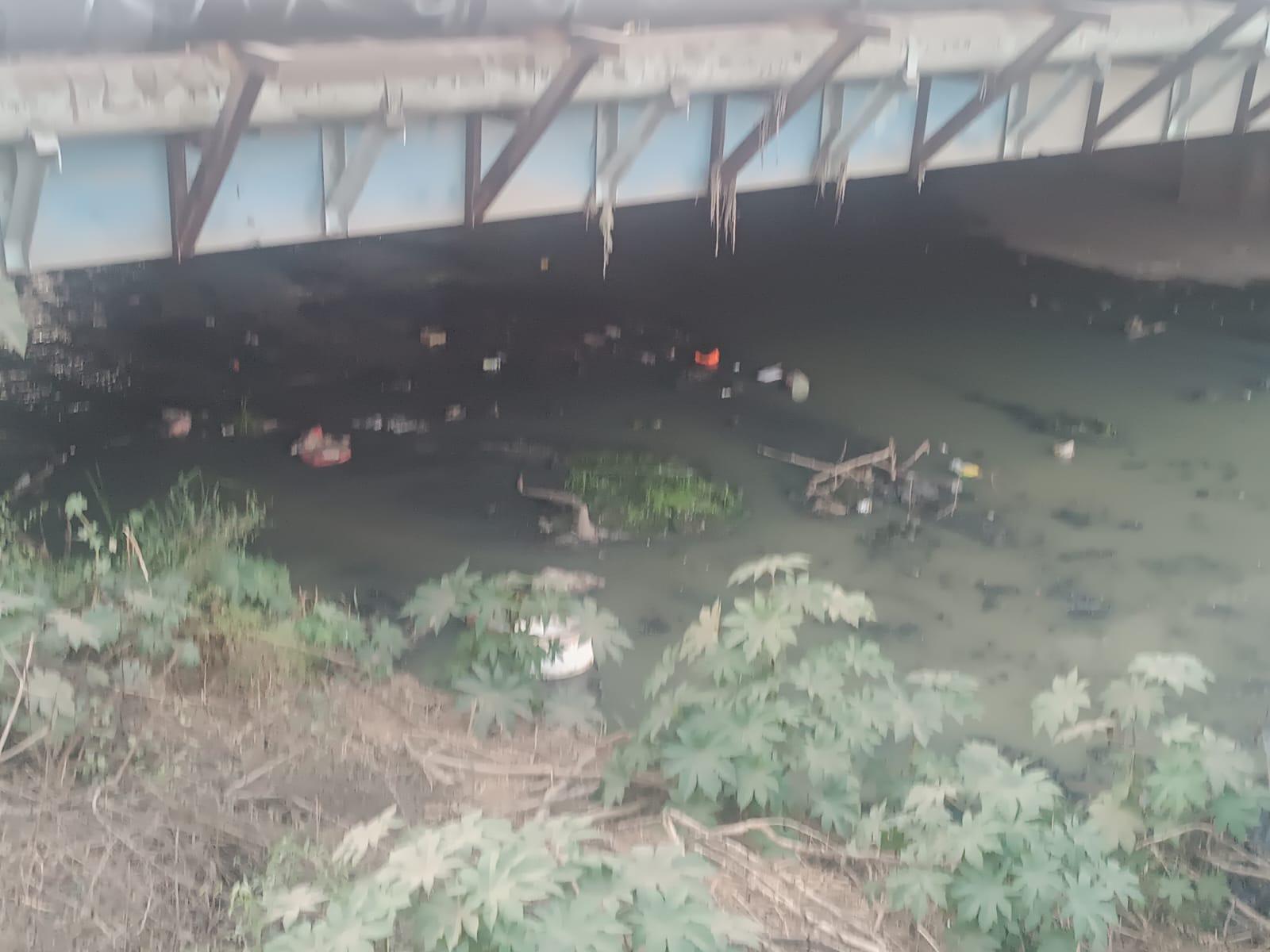 $!Infestado de drenaje y con mal olor luce el arroyo Jabalines de Mazatlán