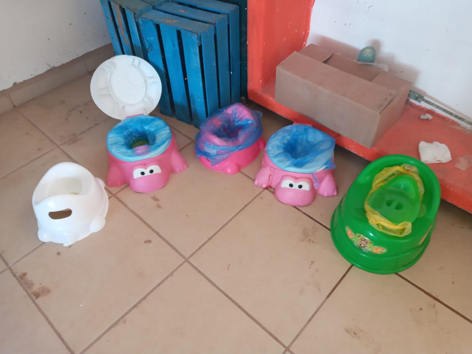 $!Cierran kínder en Escuinapa por baños en mal estado; niños toman clases afuera