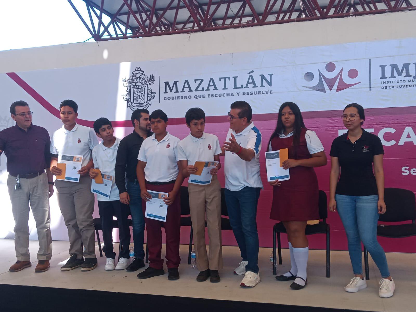 $!Entregan becas del Programa de Apoyo al Seguimiento Estudiantil, en Mazatlán