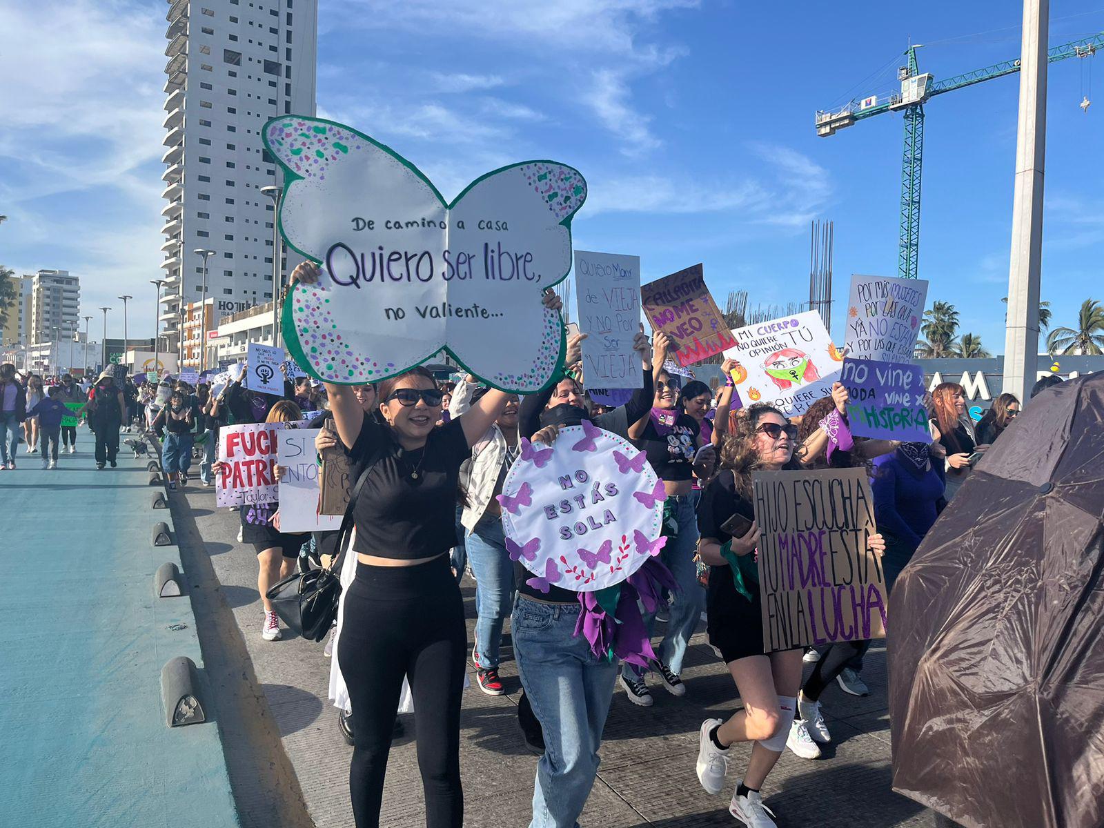 $!Mujeres en Mazatlán ‘encienden el fuego de sus voces’ en la Marcha del 8M