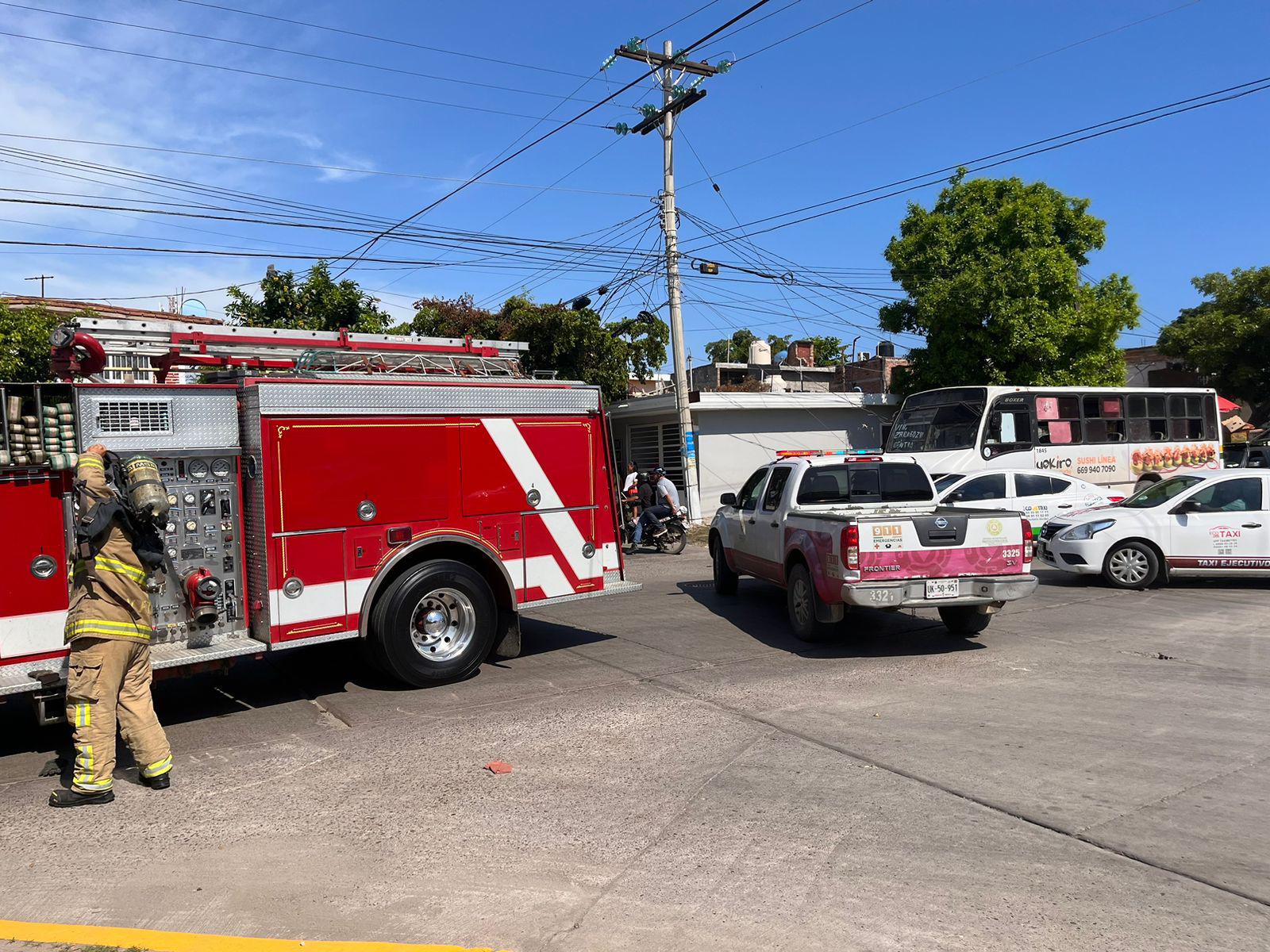 $!Se incendia planta alta de vivienda en Mazatlán; rescatan a perrita