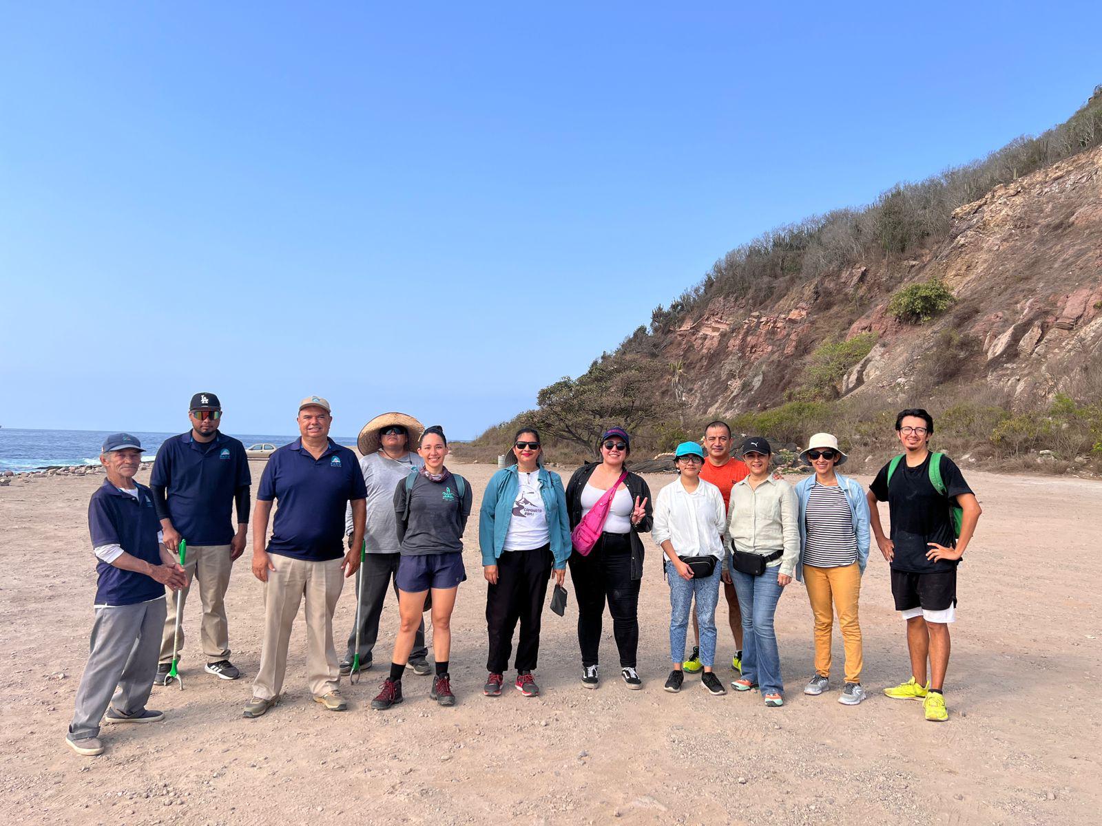 $!Limpian las playas de Mazatlán y sacan cerca de una tonelada de basura, entre ellos 200 kilos bajo el mar