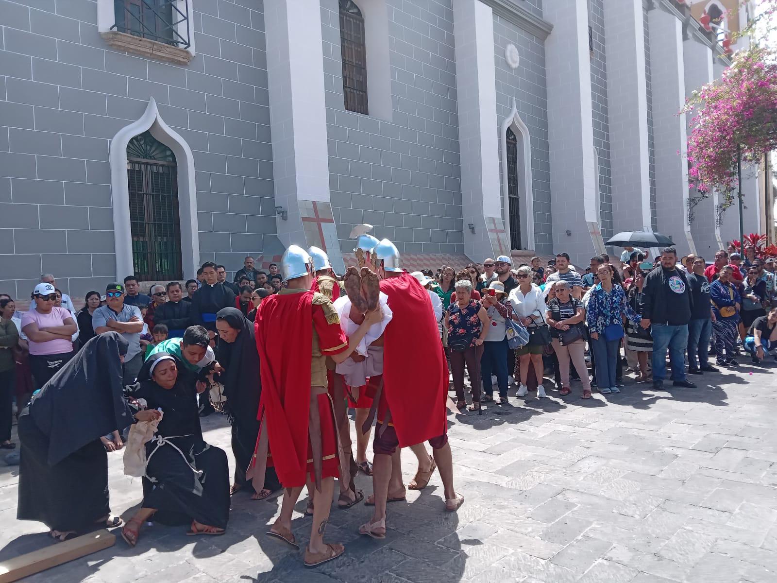 $!Realizan Viacrucis en el Atrio de la Catedral de Mazatlán